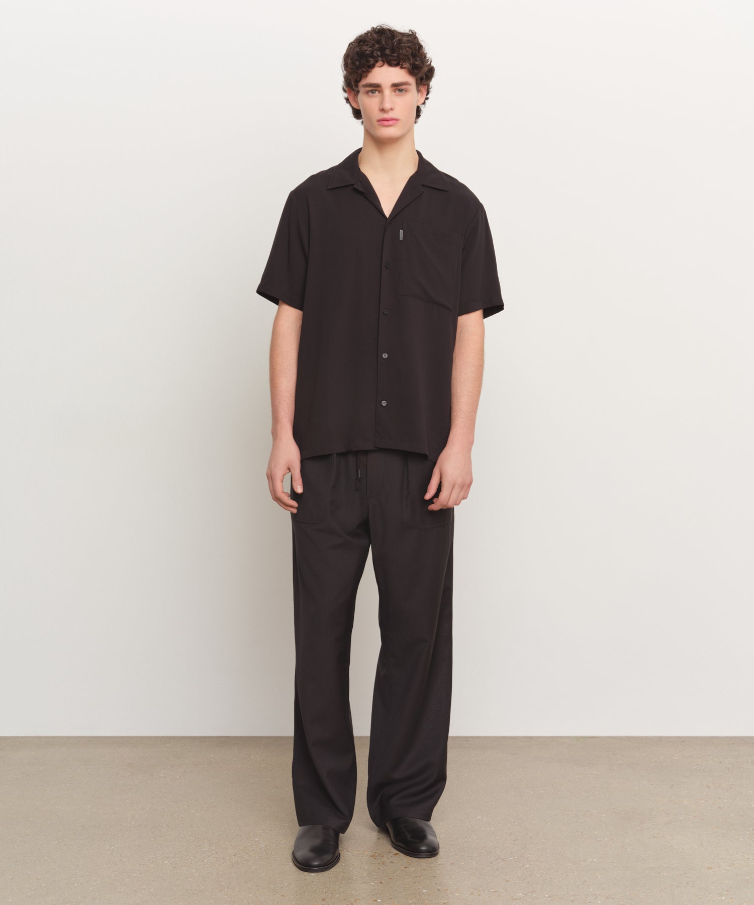 The model is 185 cm tall and is wearing a size 3 in BLACK.
