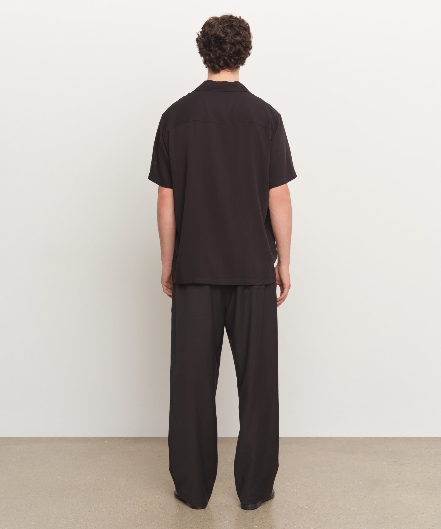 The model is 185 cm tall and is wearing a size 3 in BLACK.