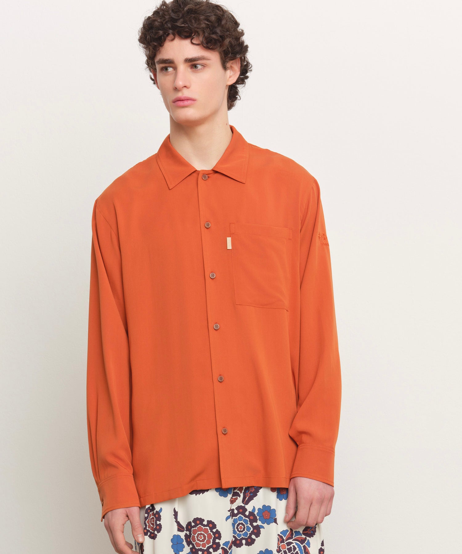 The model is 185 cm tall and is wearing a size 3 in ORANGE.