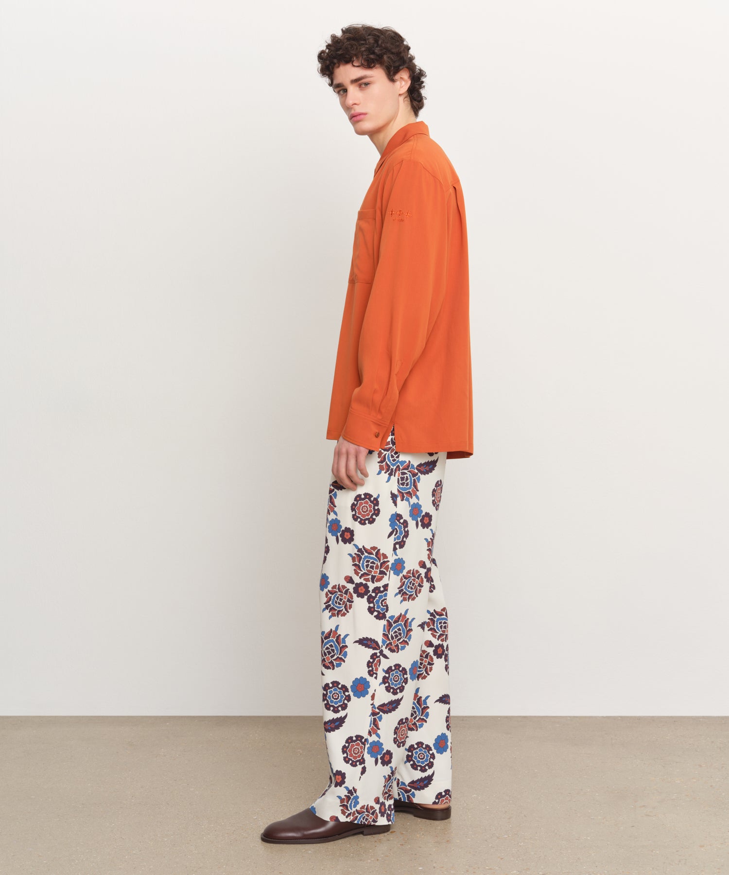 The model is 185 cm tall and is wearing a size 3 in ORANGE.