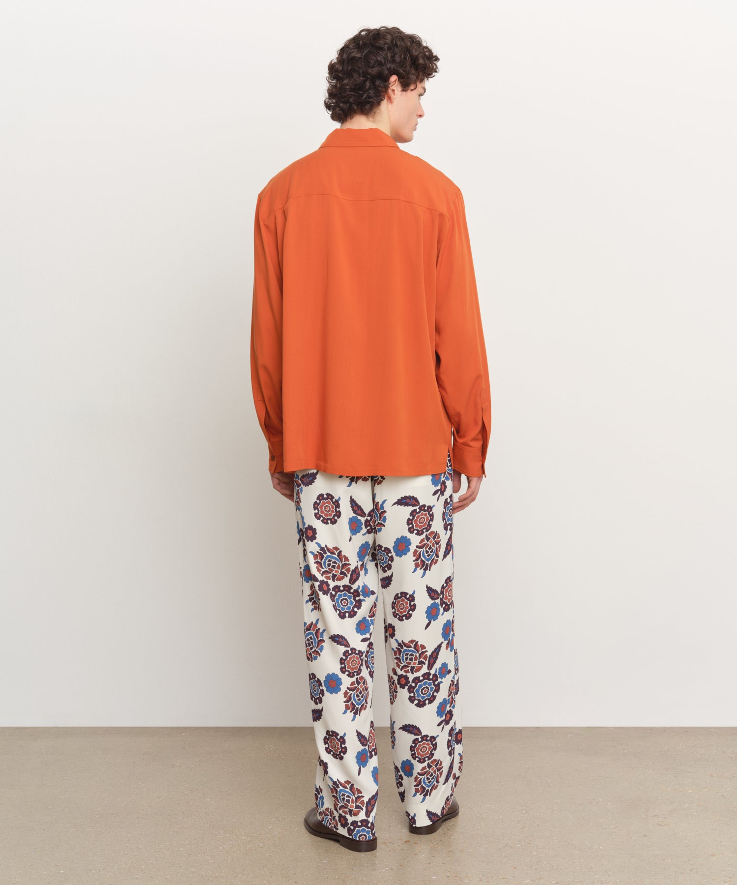 The model is 185 cm tall and is wearing a size 3 in ORANGE.