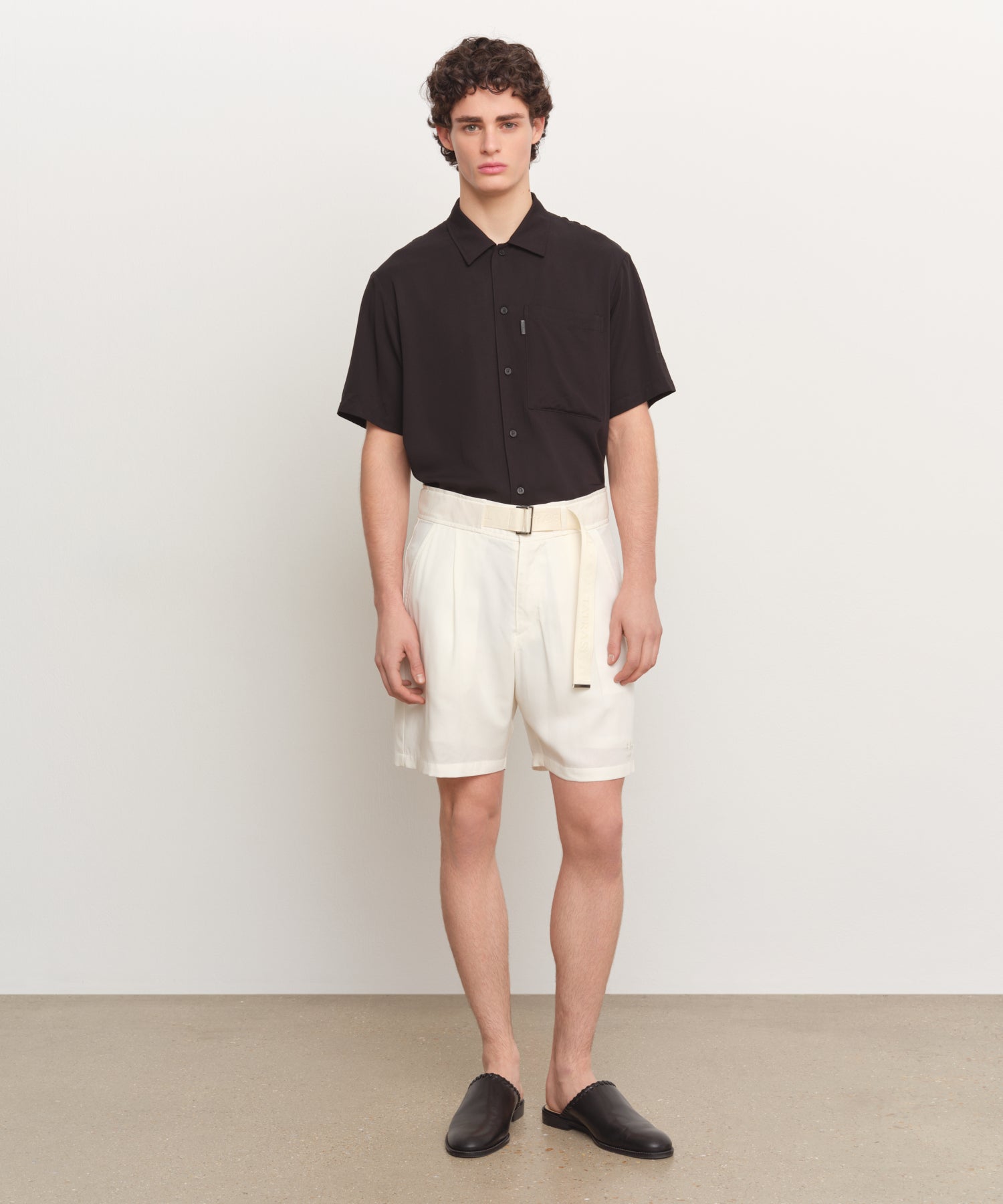 The model is 185 cm tall and is wearing a size 3 in WHITE.