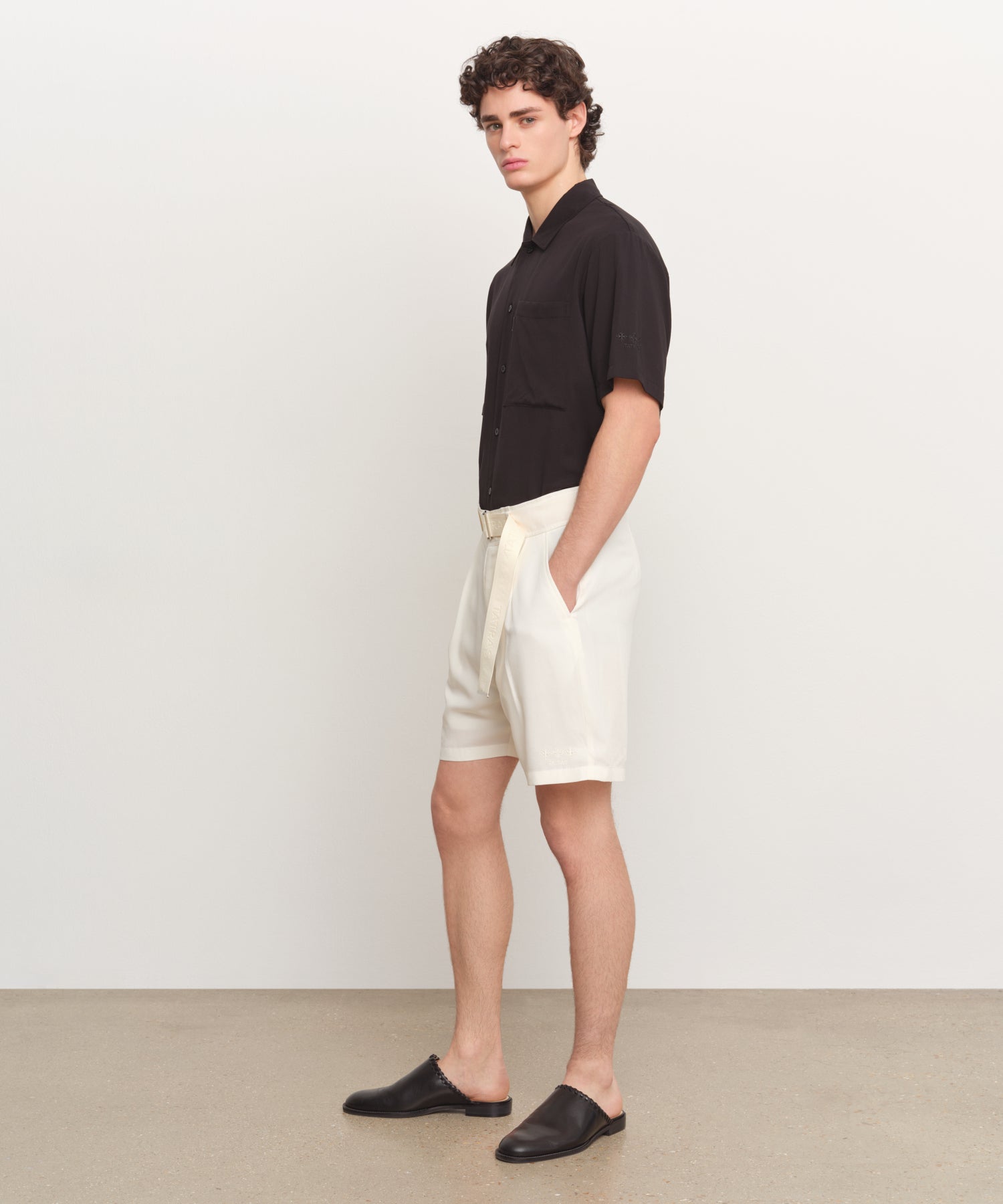 The model is 185 cm tall and is wearing a size 3 in WHITE.
