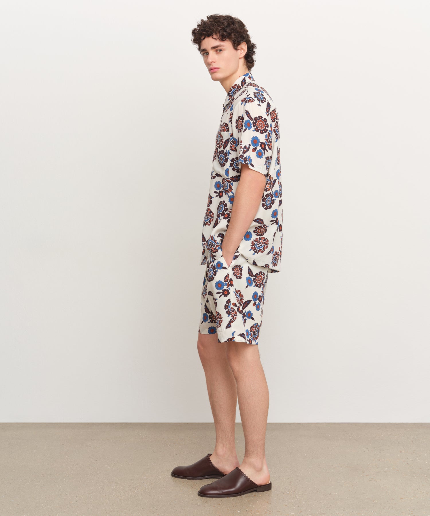 The model is 185 cm tall and is wearing a size 3 in IVORY.