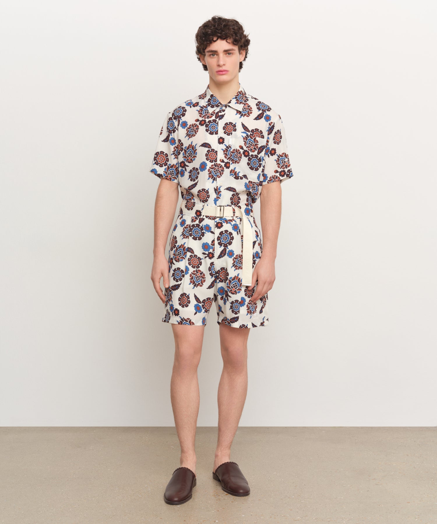 The model is 185 cm tall and is wearing a size 3 in IVORY.