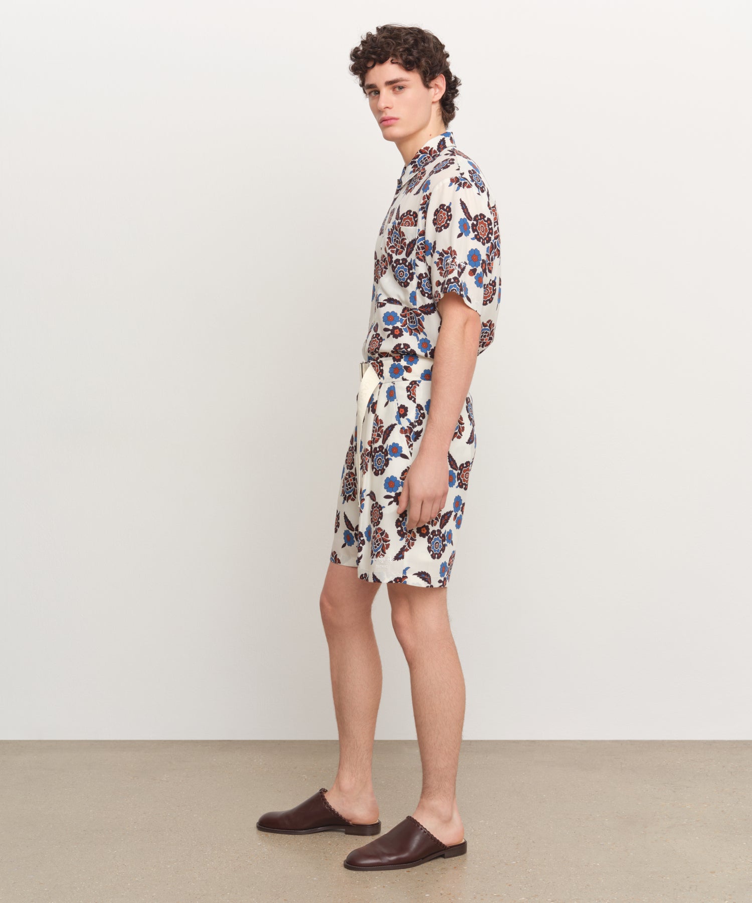 The model is 185 cm tall and is wearing a size 3 in IVORY.