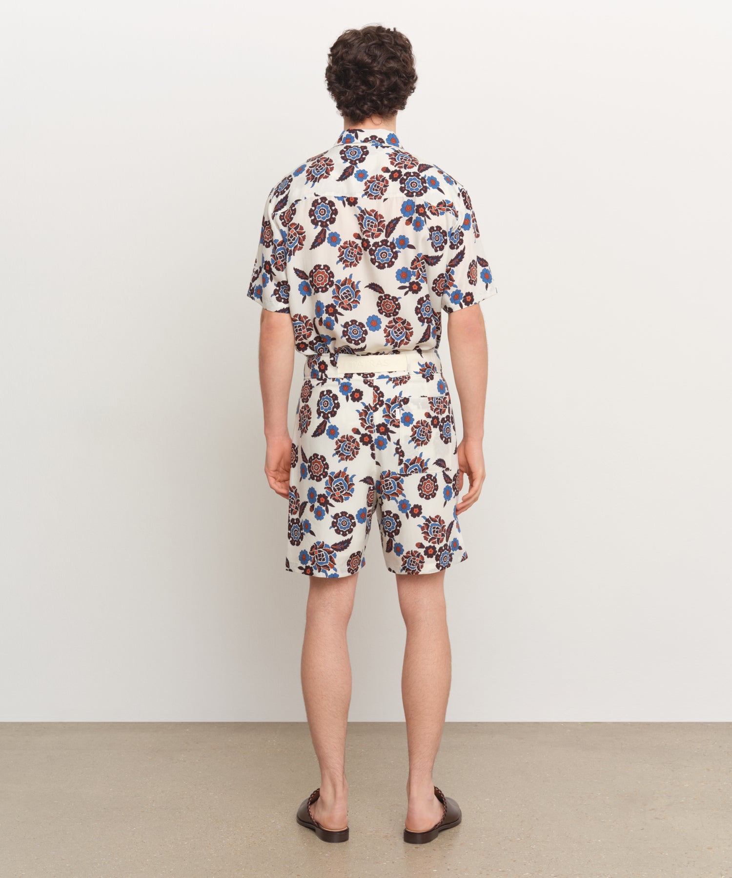 The model is 185 cm tall and is wearing a size 3 in IVORY.