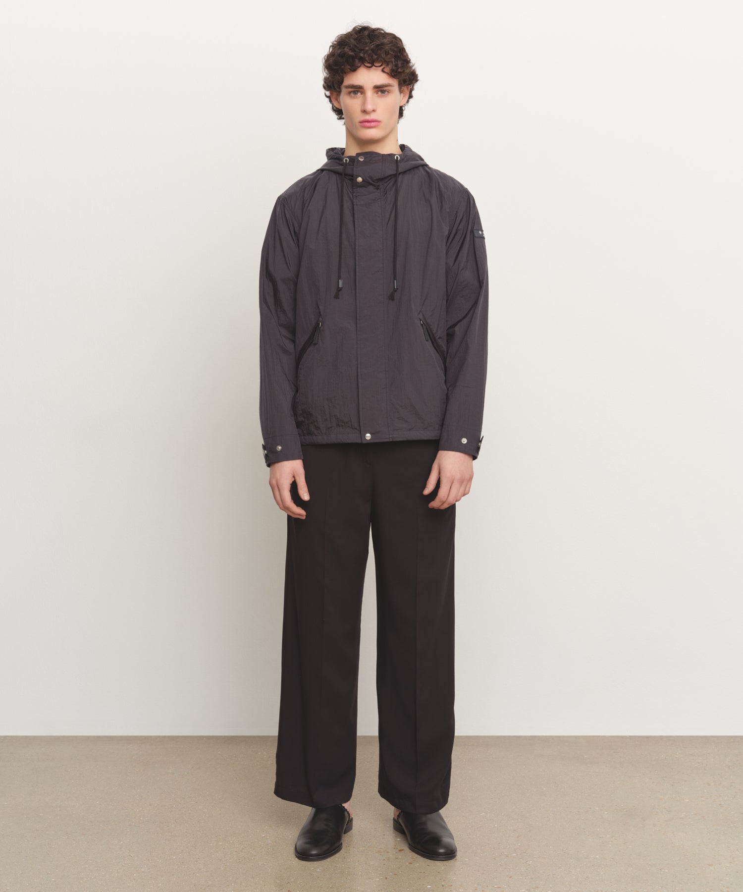 The model is 185 cm tall and is wearing a size 3 in BLACK.