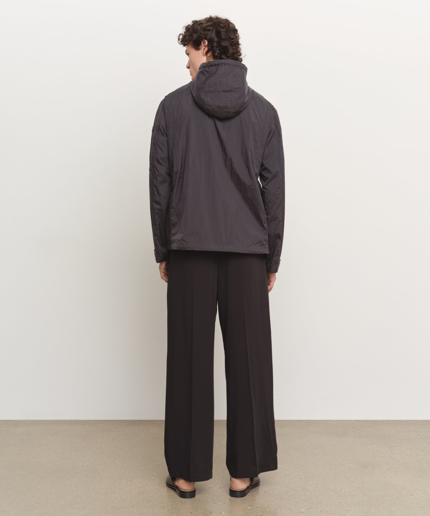 The model is 185 cm tall and is wearing a size 3 in BLACK.