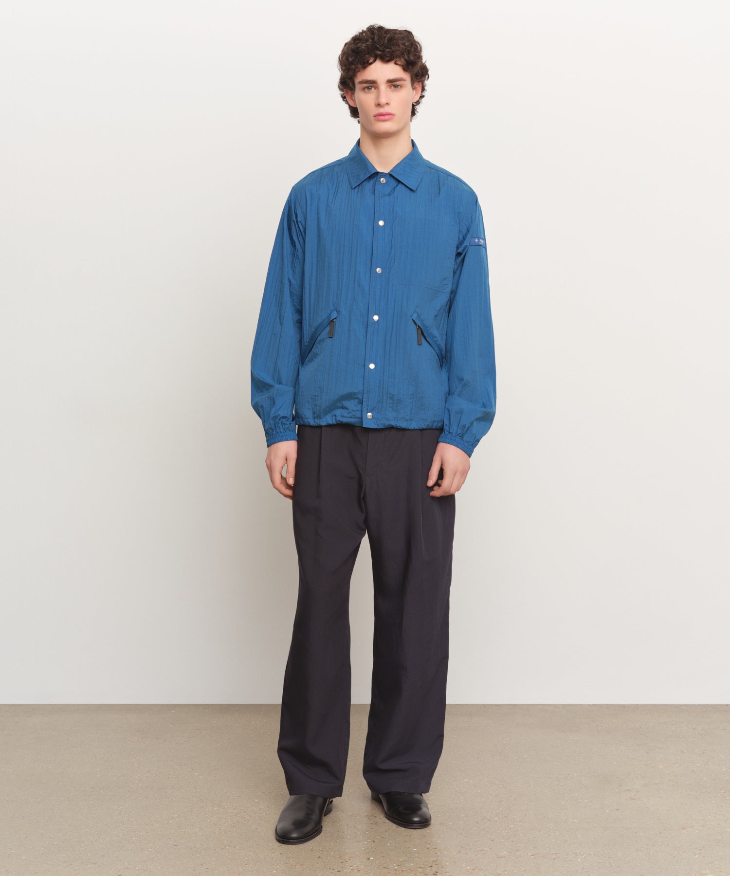 The model is 185 cm tall and is wearing a size 3 in BLUE.