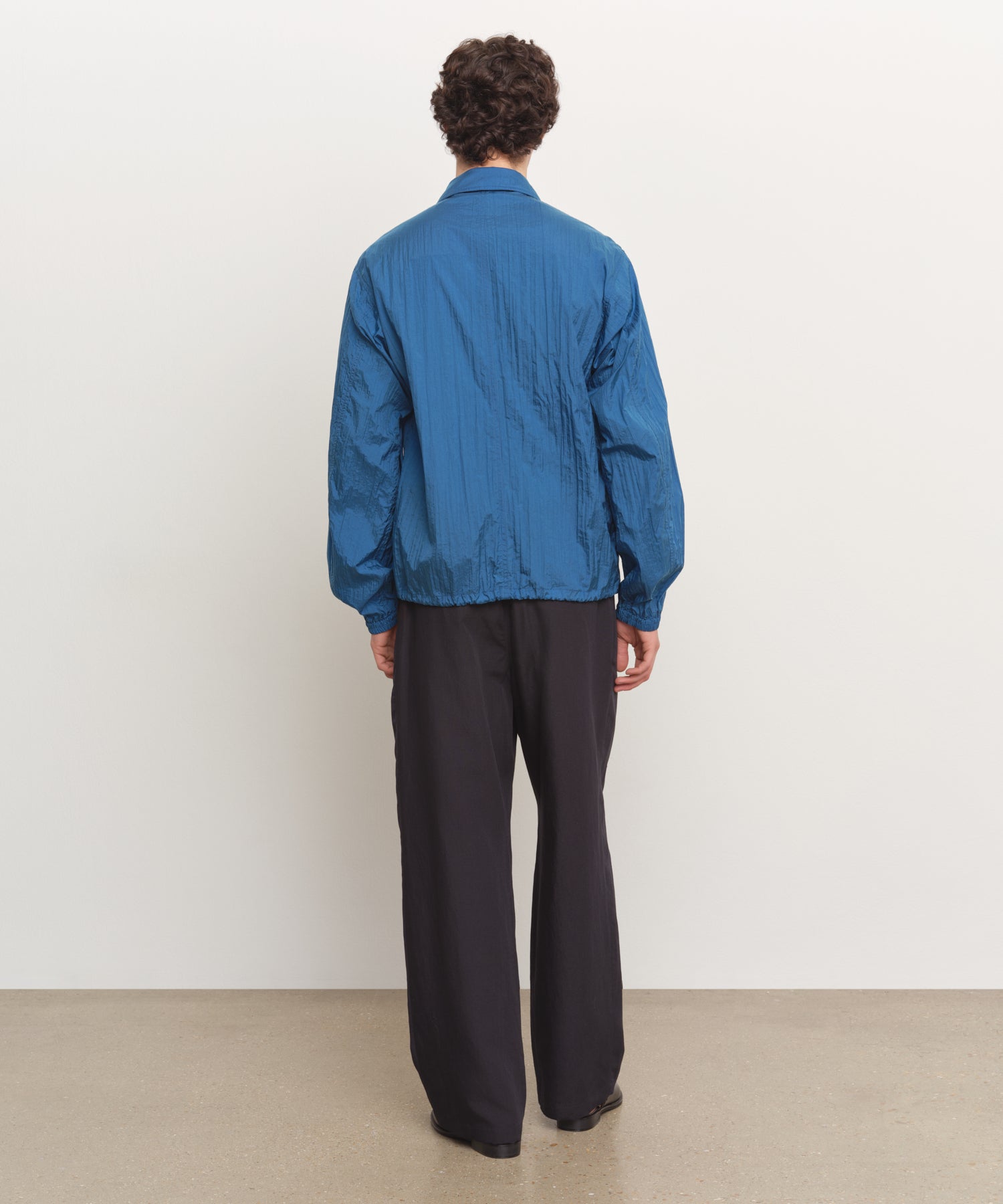 The model is 185 cm tall and is wearing a size 3 in BLUE.