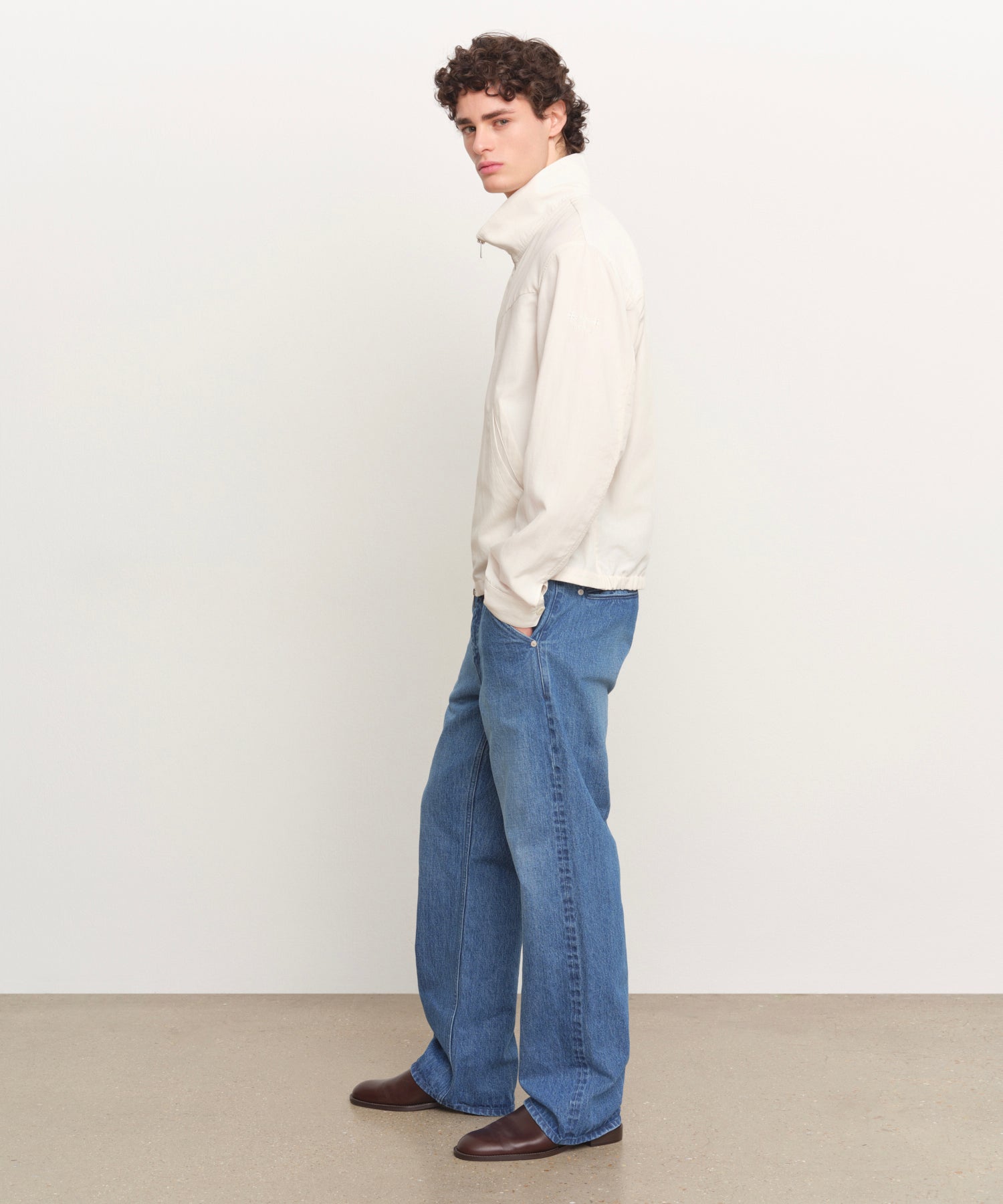 The model is 185 cm tall and is wearing a size 3 in IVORY.