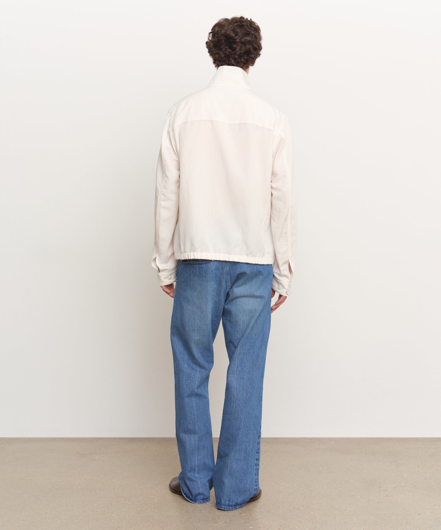 The model is 185 cm tall and is wearing a size 3 in IVORY.
