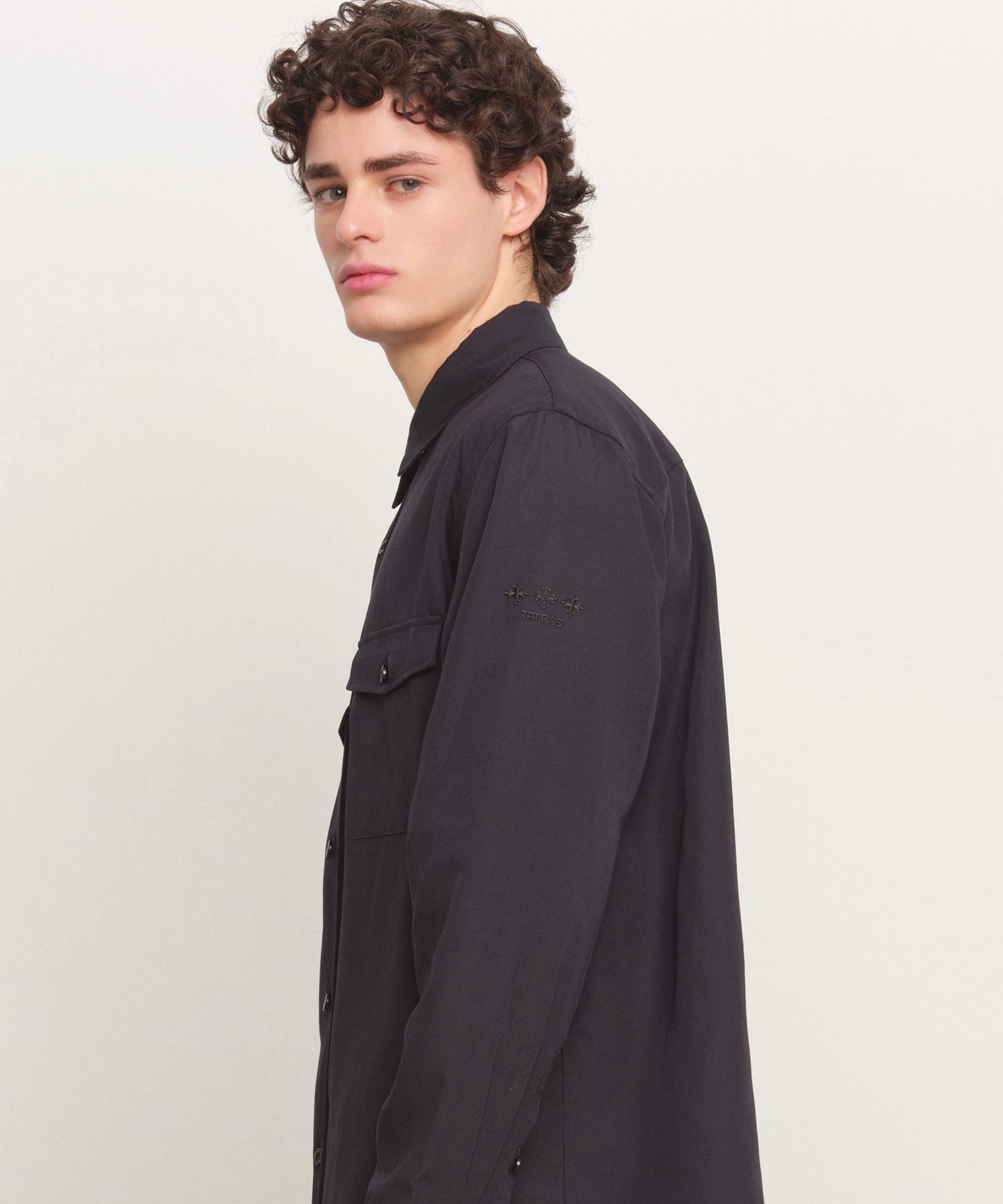 The model is 185 cm tall and is wearing a size 3 in BLACK.
