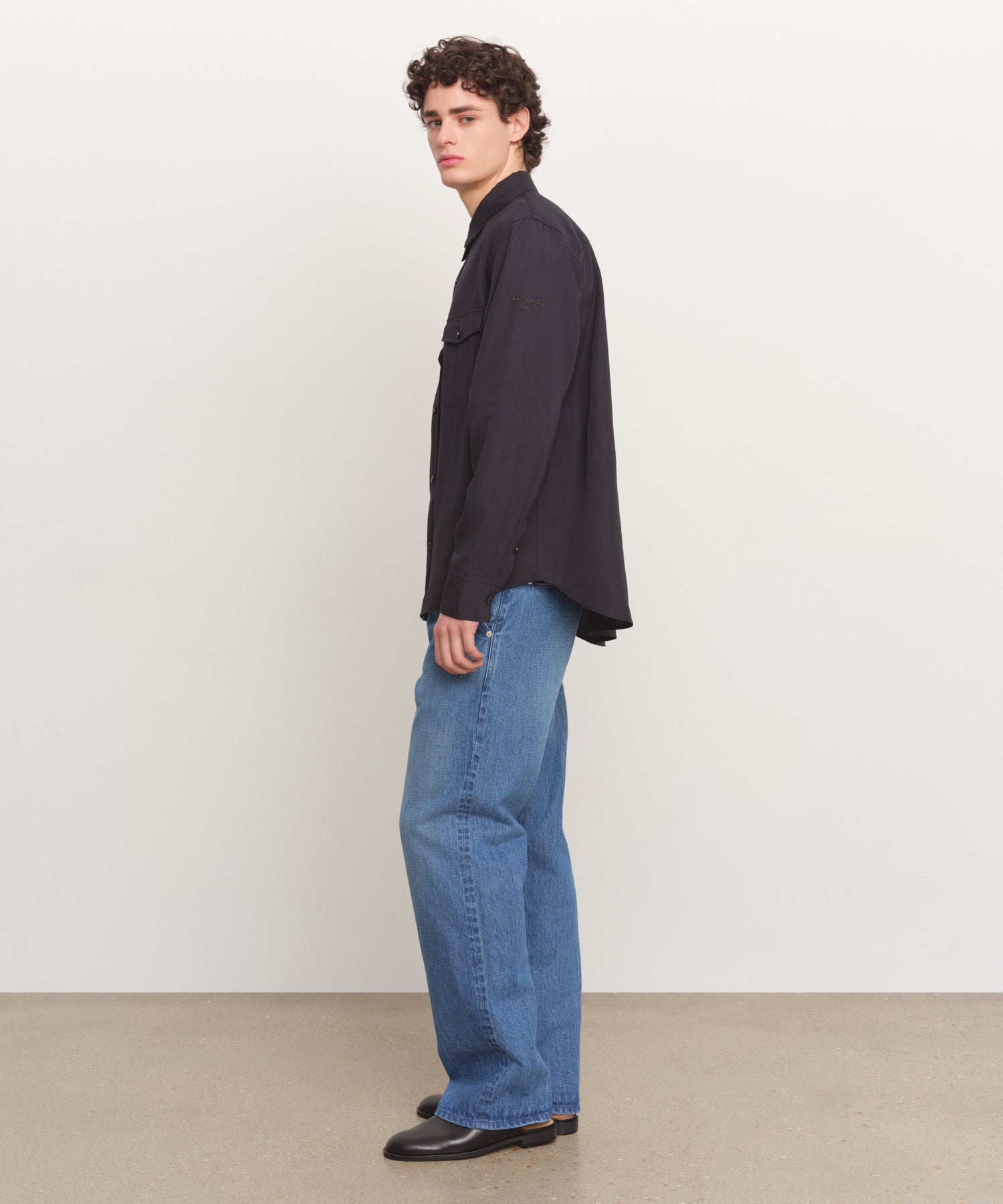 The model is 185 cm tall and is wearing a size 3 in BLACK.