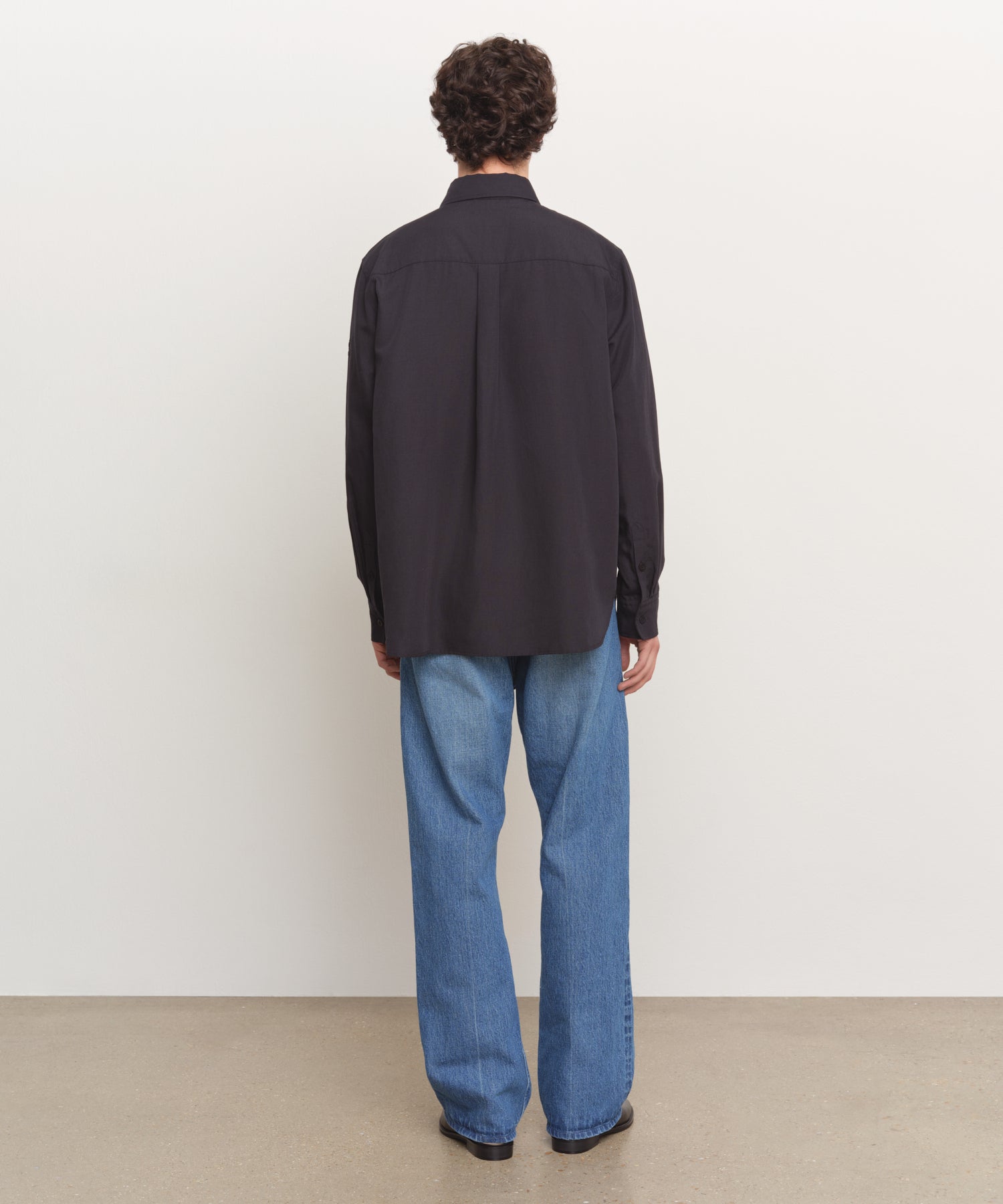 The model is 185 cm tall and is wearing a size 3 in BLACK.