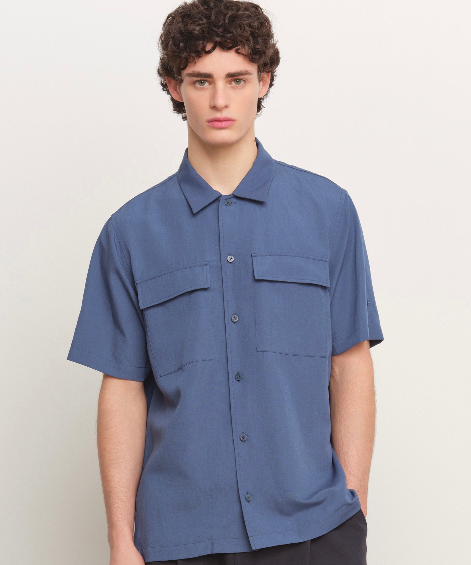 The model is 185 cm tall and is wearing a size 3 in BLUE.