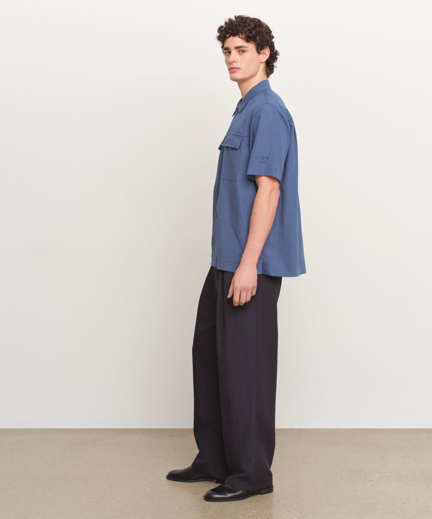 The model is 185 cm tall and is wearing a size 3 in BLUE.