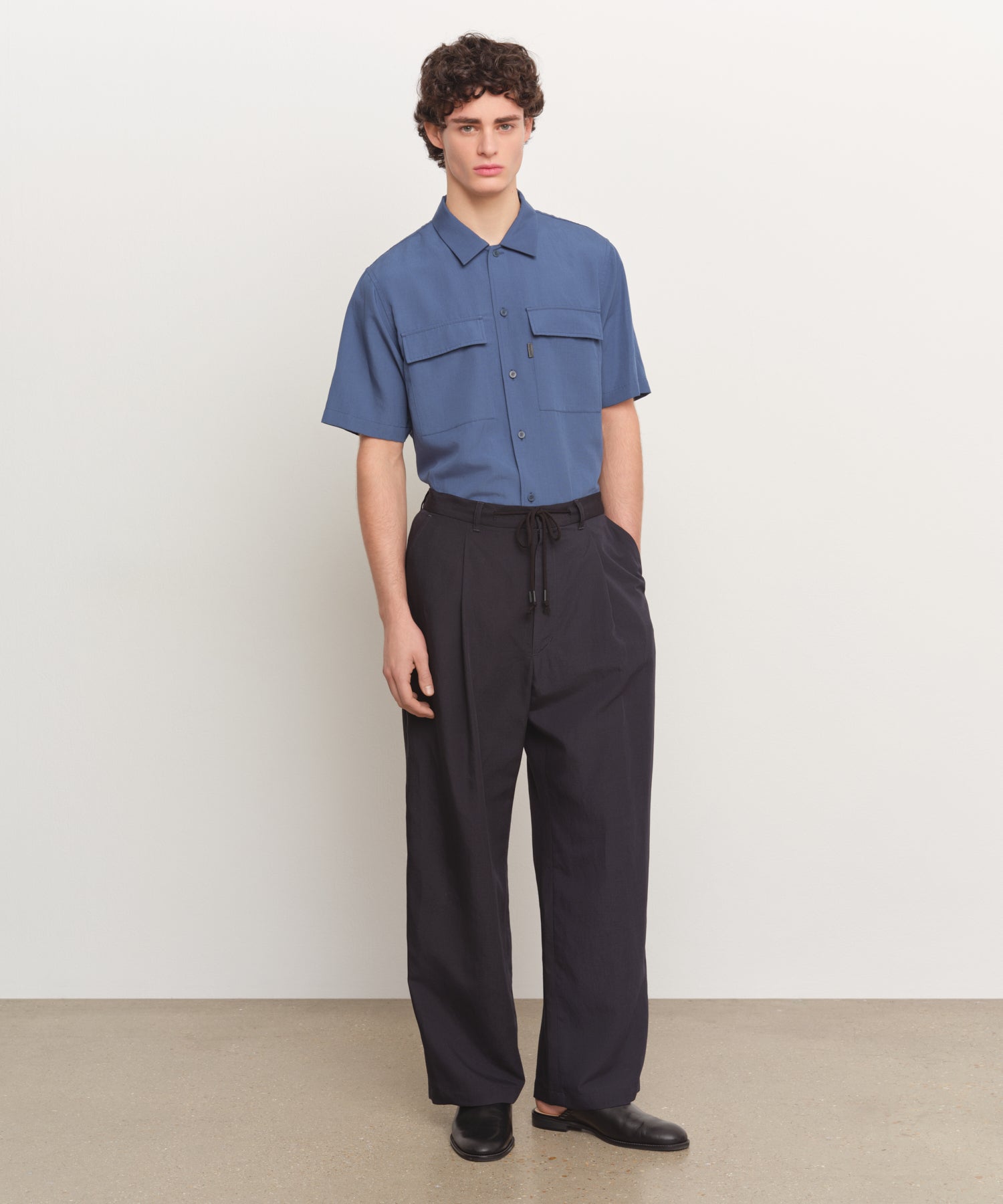 The model is 185 cm tall and is wearing a size 3 in NAVY.
