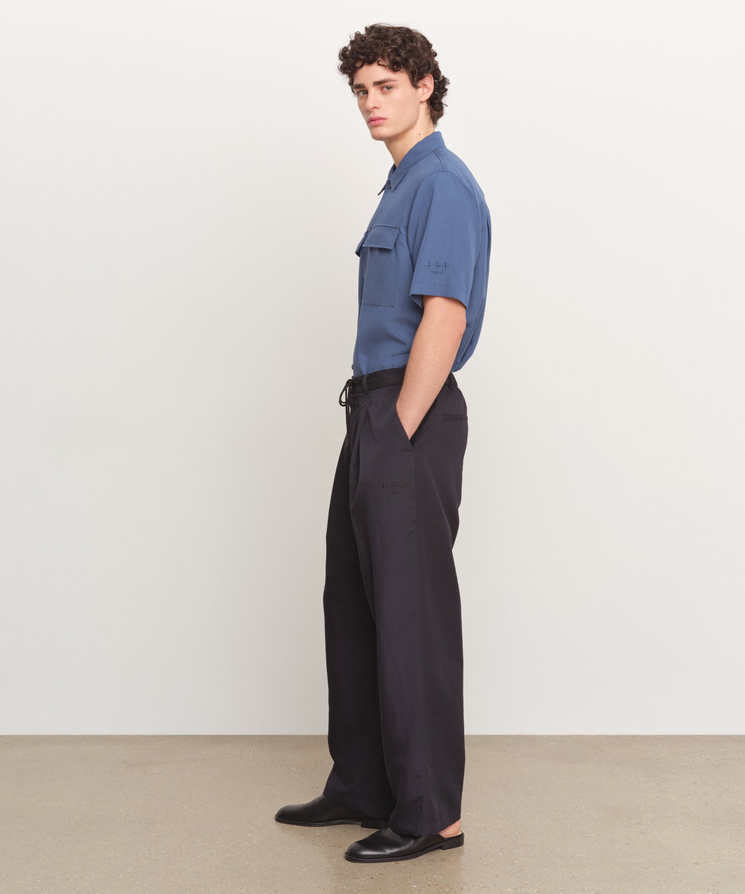 The model is 185 cm tall and is wearing a size 3 in NAVY.