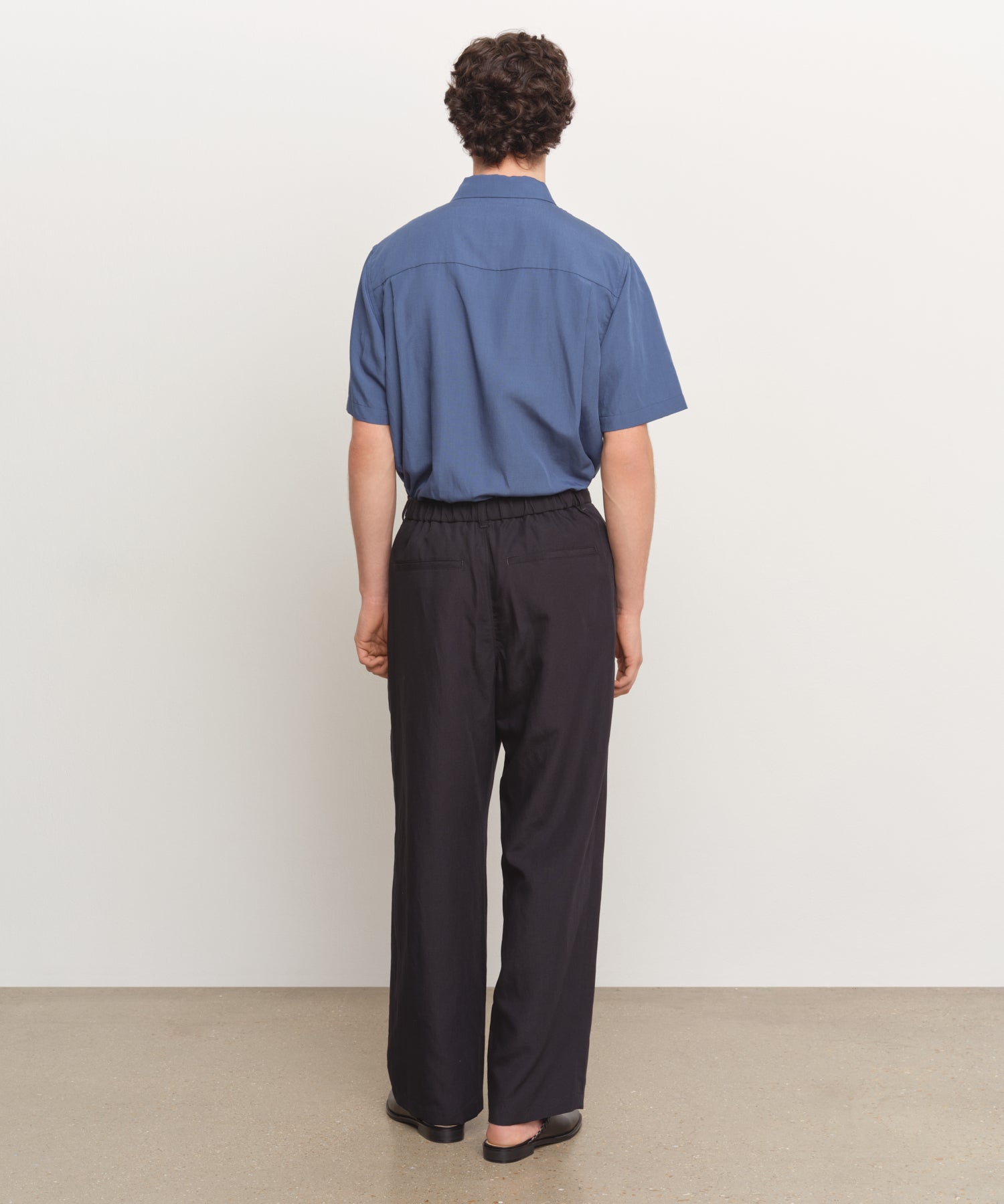 The model is 185 cm tall and is wearing a size 3 in NAVY.