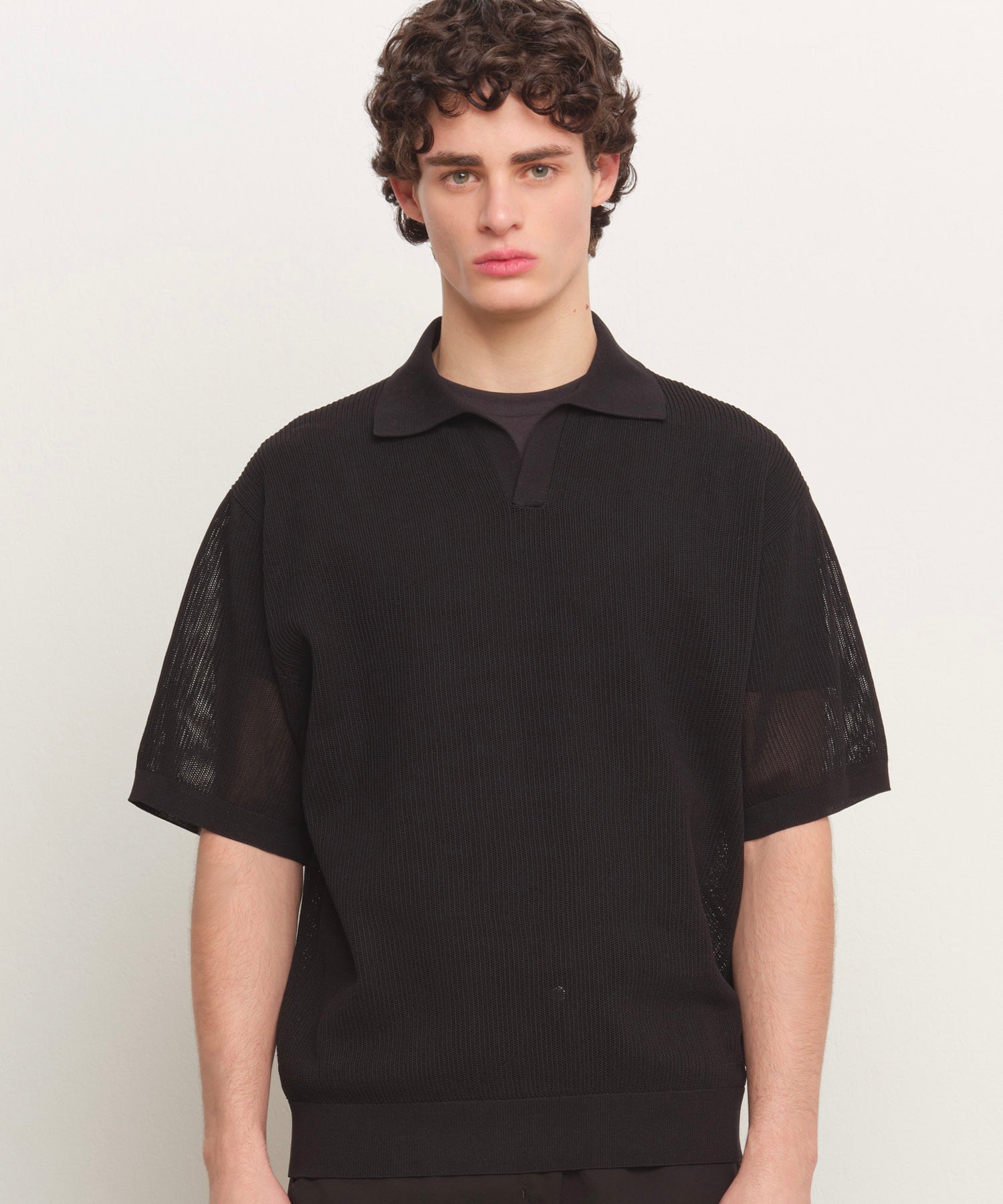 The model is 185 cm tall and is wearing a size 3 in BLACK.