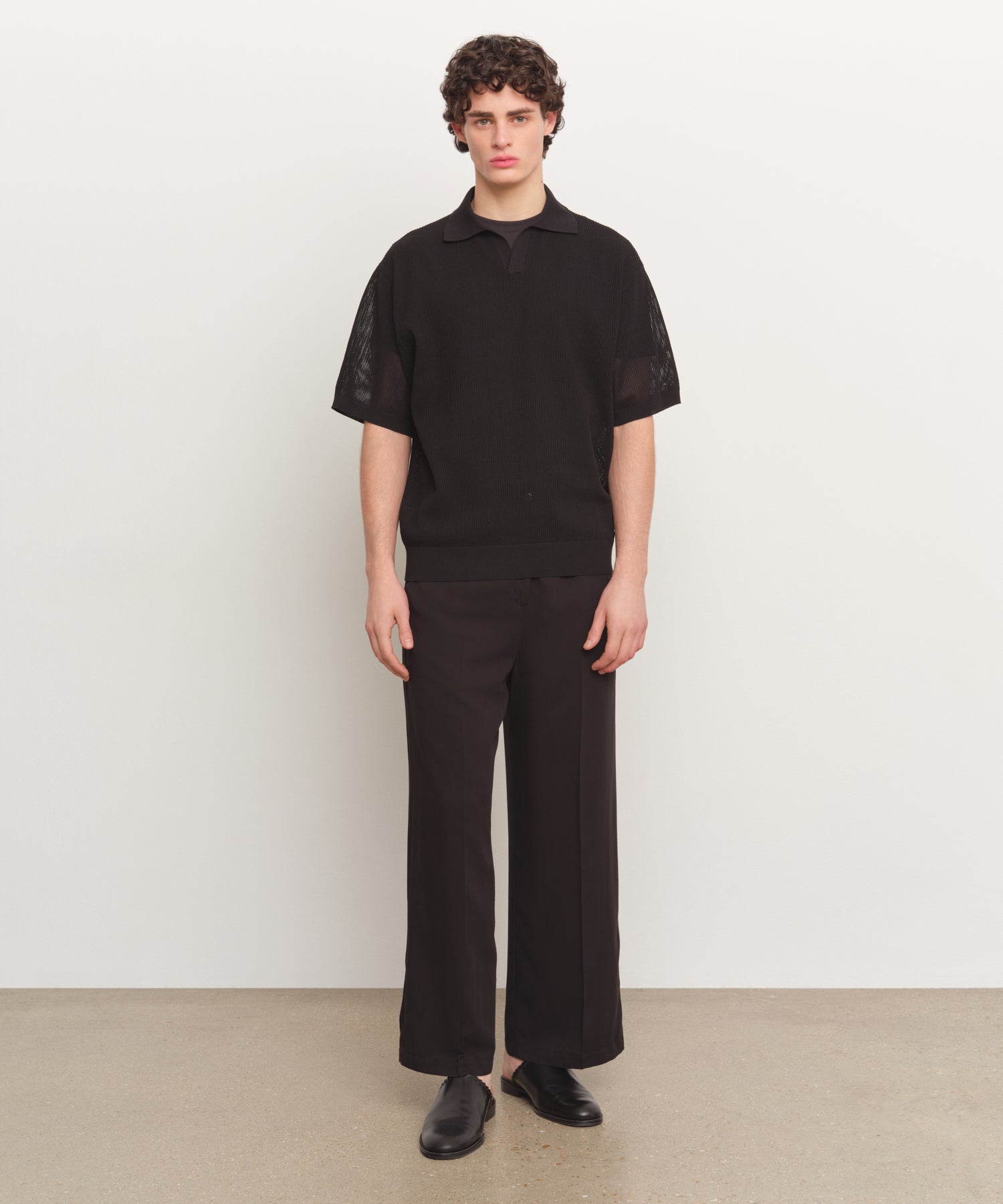 The model is 185 cm tall and is wearing a size 3 in BLACK.