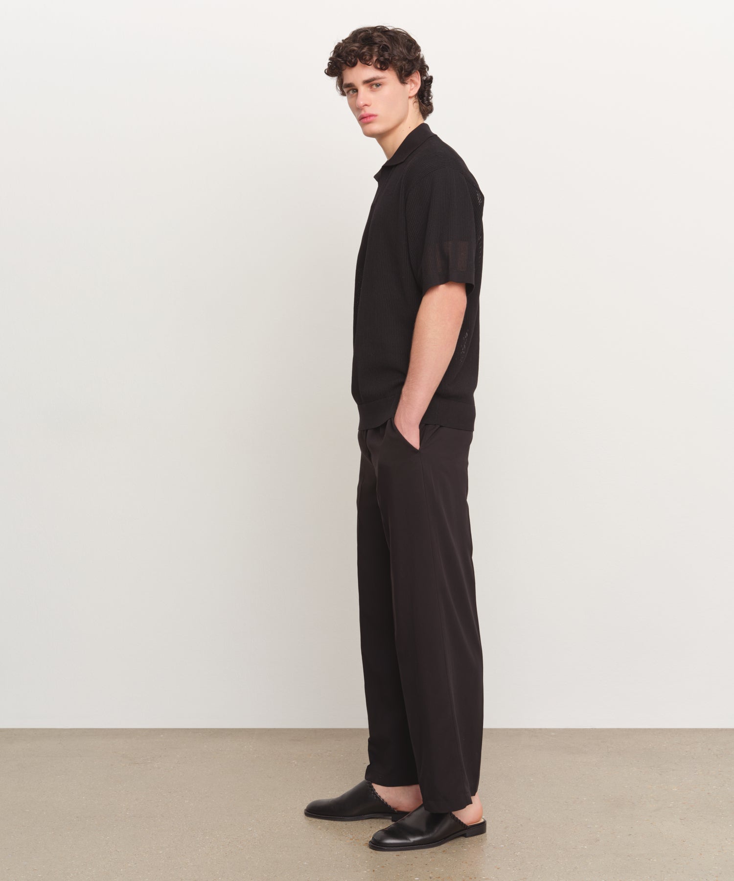 The model is 185 cm tall and is wearing a size 3 in BLACK.