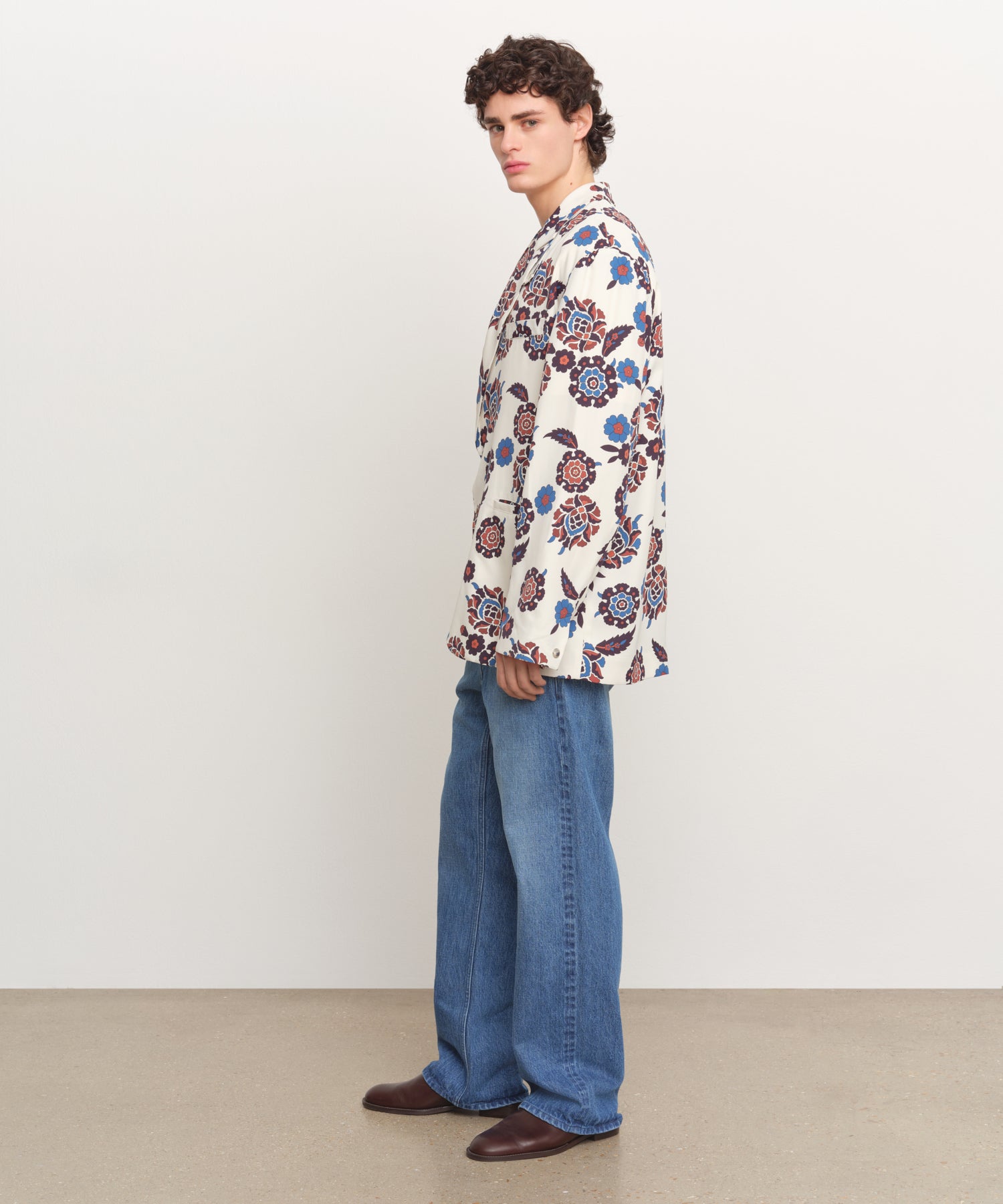 The model is 185 cm tall and is wearing a size 3 in IVORY.