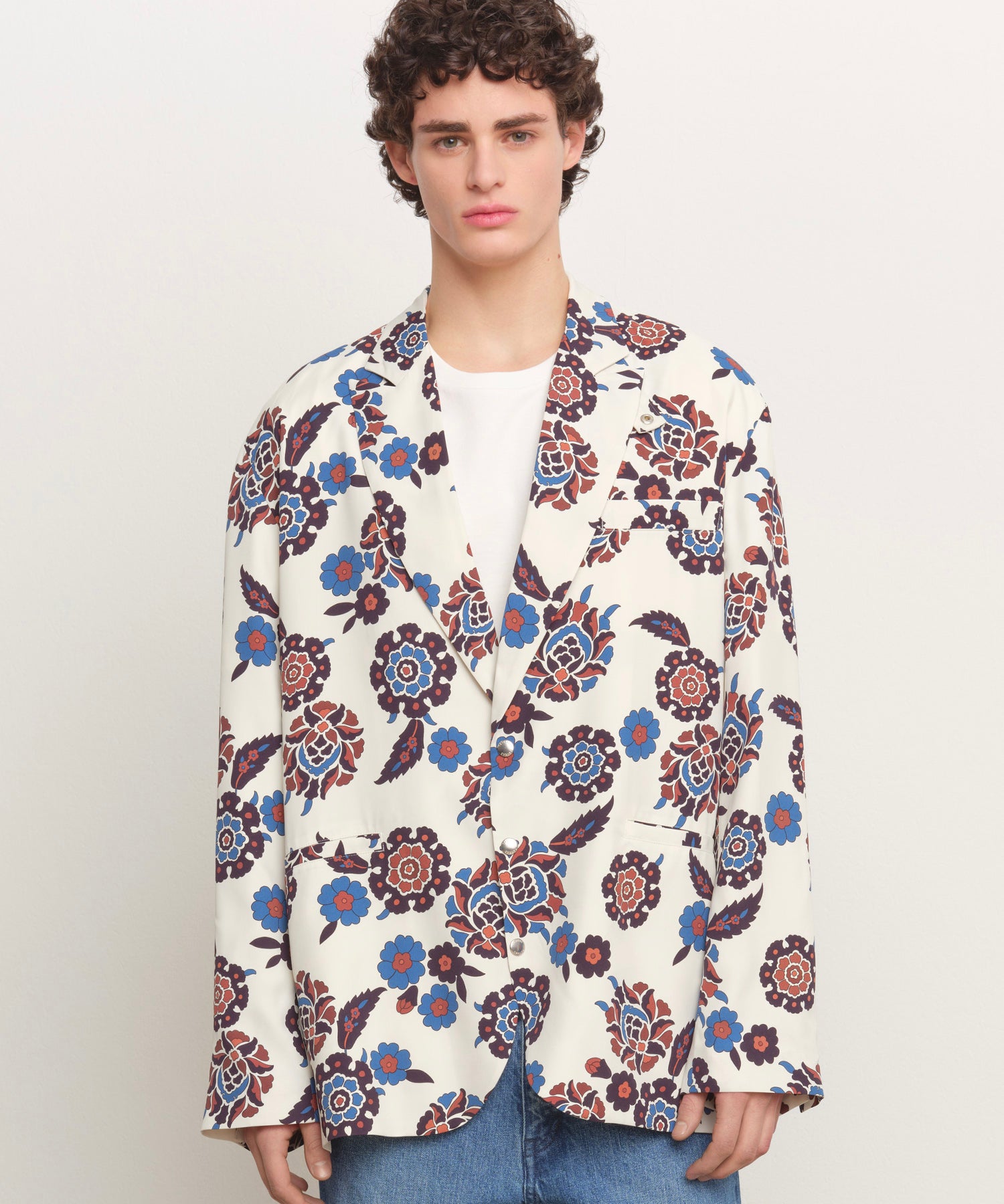 The model is 185 cm tall and is wearing a size 3 in IVORY.