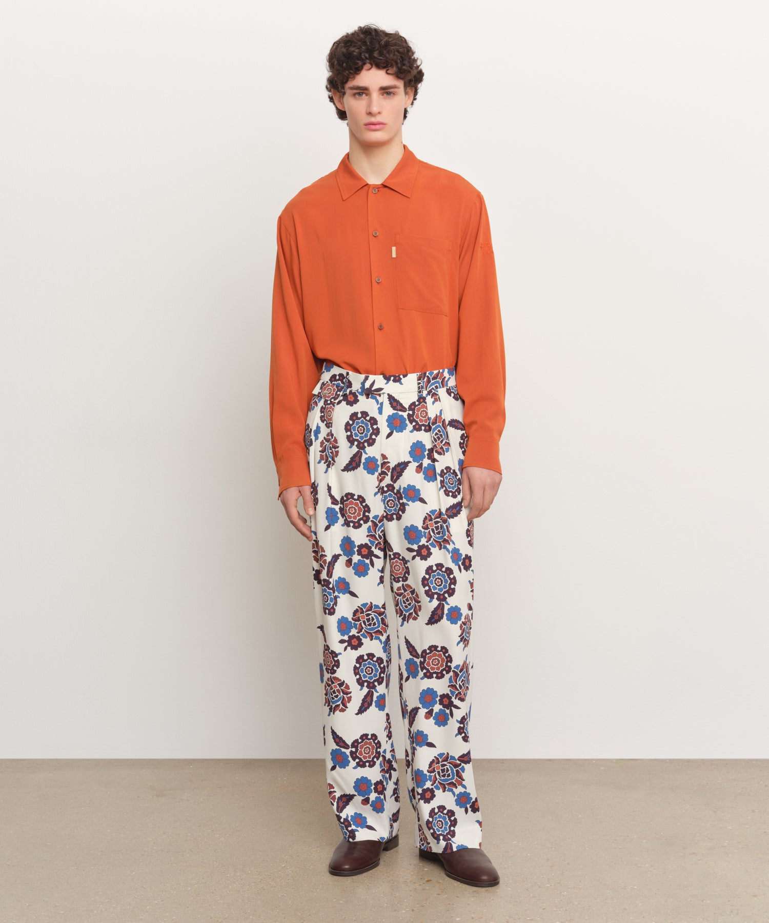 The model is 185 cm tall and is wearing a size 3 in IVORY.