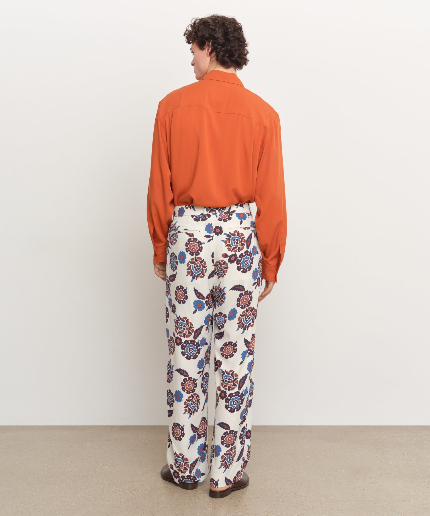 The model is 185 cm tall and is wearing a size 3 in IVORY.