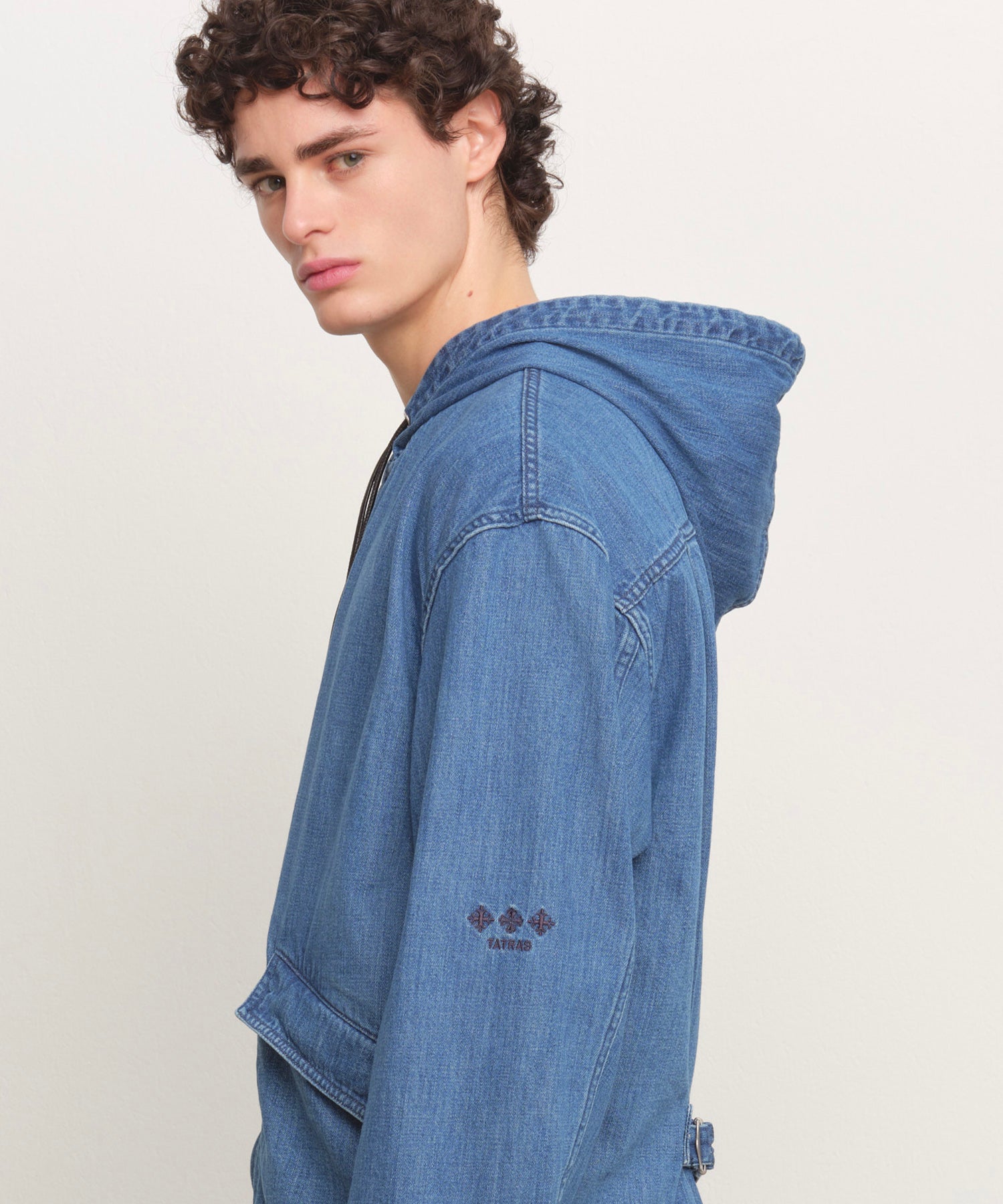 The model is 185 cm tall and is wearing a size 3 in BLUE.