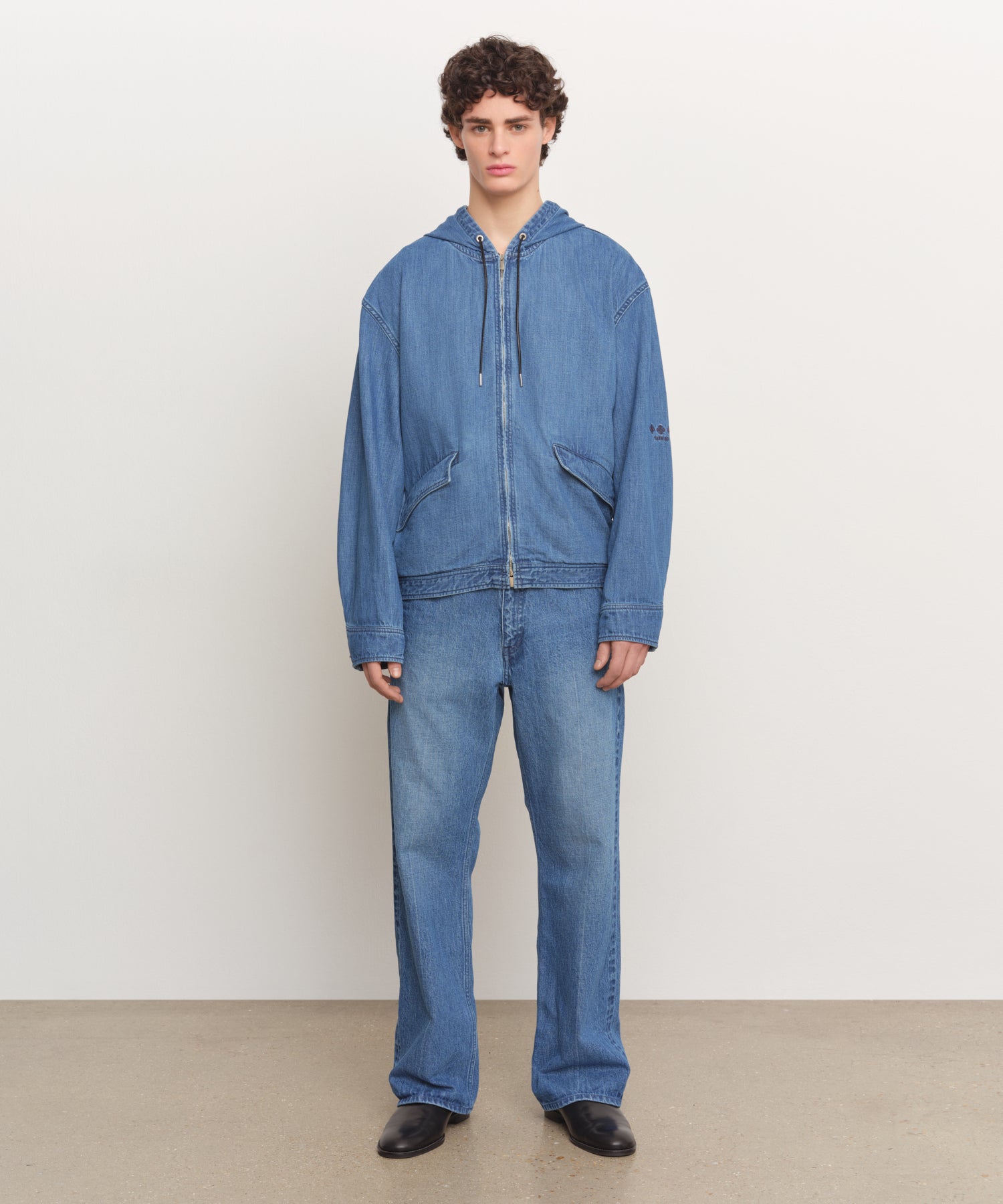 The model is 185 cm tall and is wearing a size 3 in BLUE.