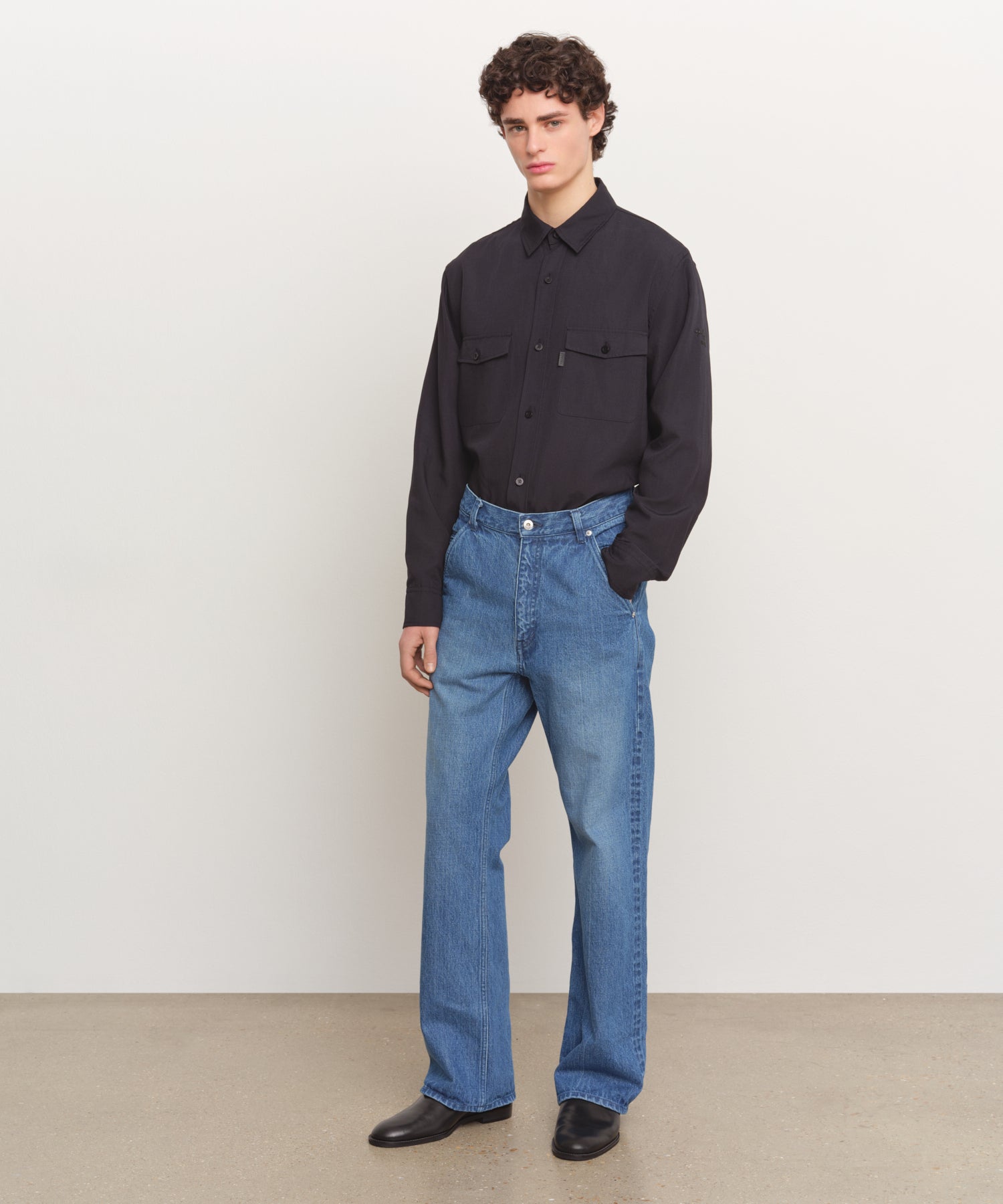 The model is 185 cm tall and is wearing a size 3 in BLUE.
