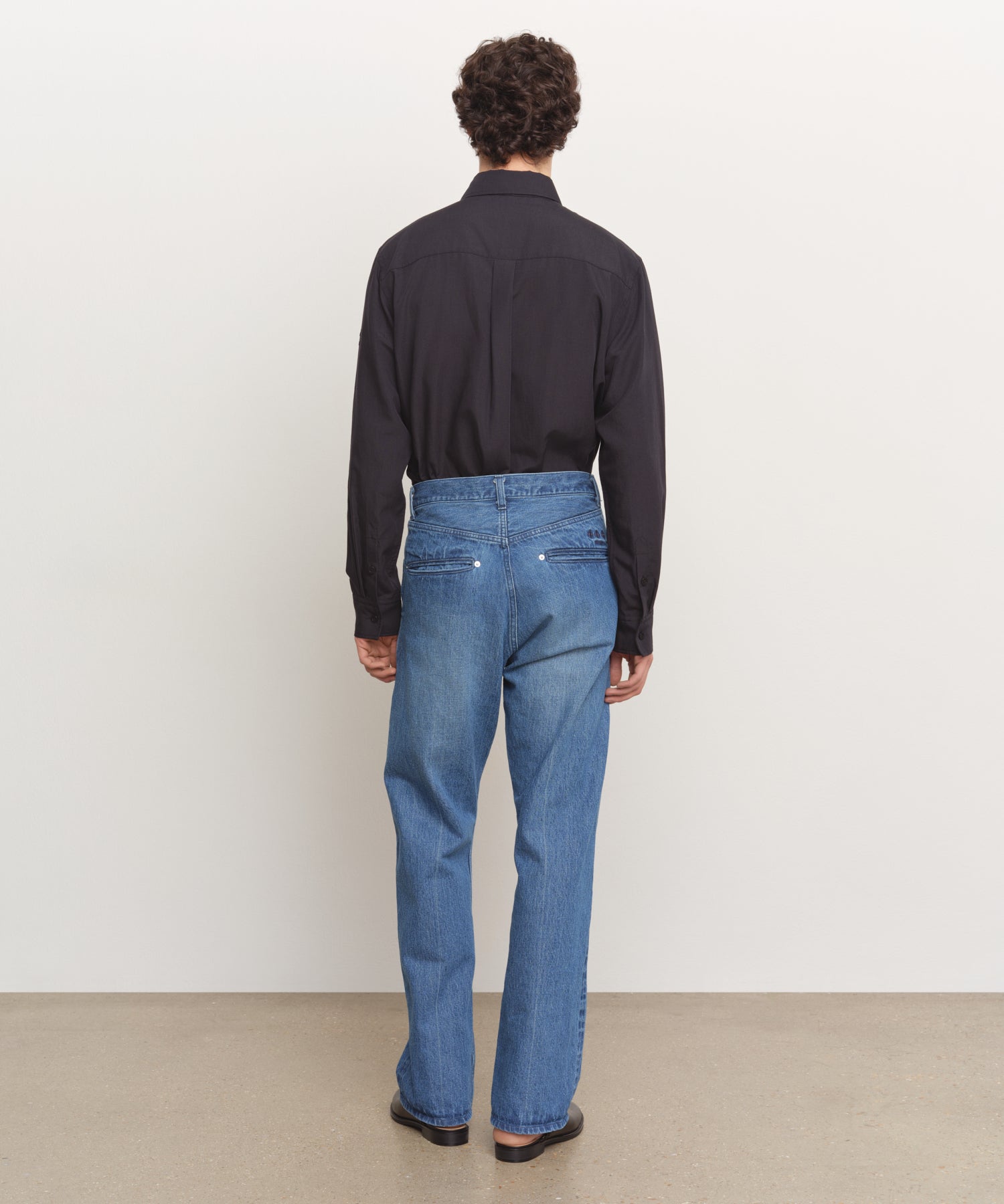 The model is 185 cm tall and is wearing a size 3 in BLUE.