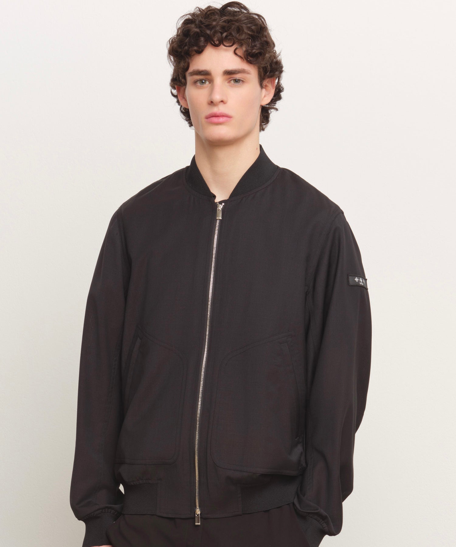 The model is 185 cm tall and is wearing a size 3 in BLACK.