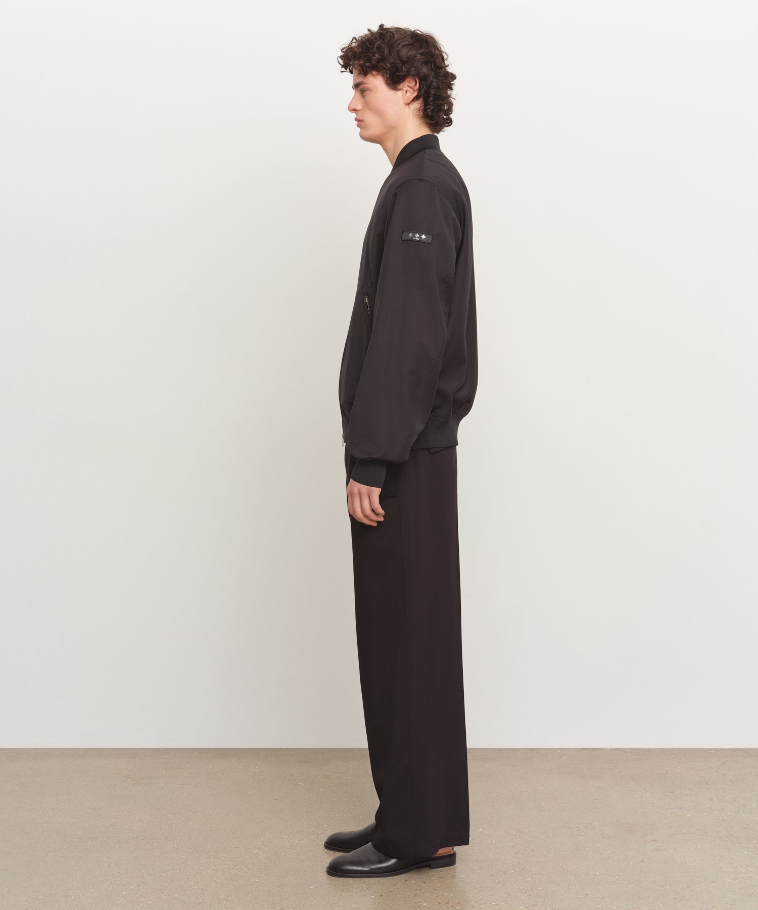 The model is 185 cm tall and is wearing a size 3 in BLACK.
