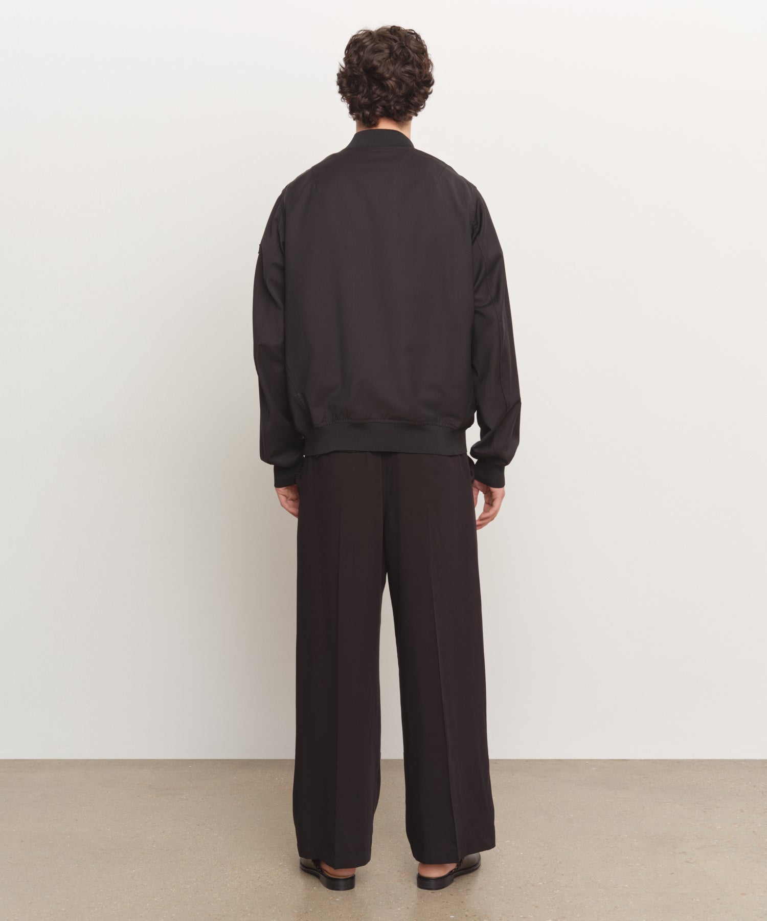 The model is 185 cm tall and is wearing a size 3 in BLACK.