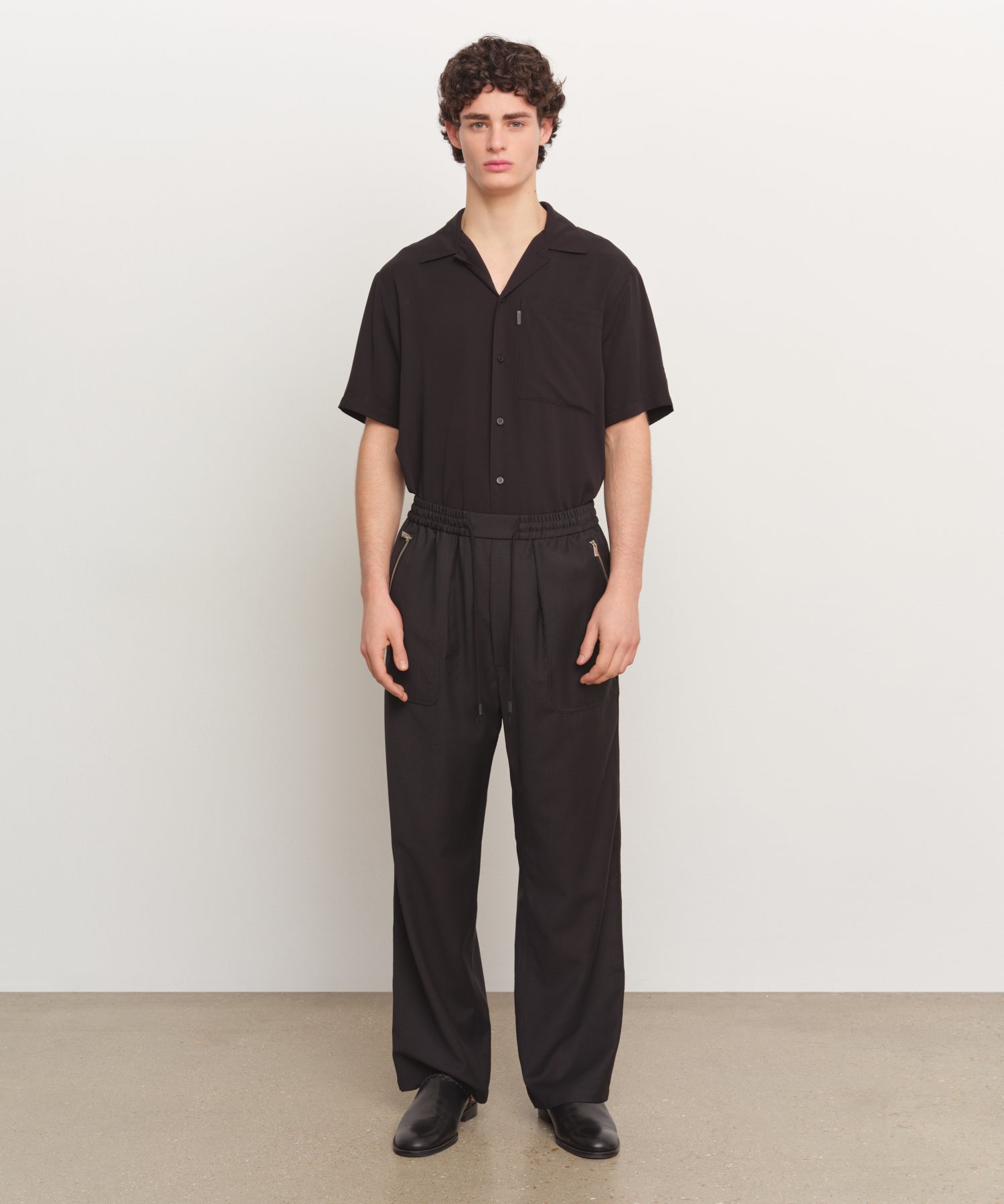 The model is 185 cm tall and is wearing a size 3 in BLACK.