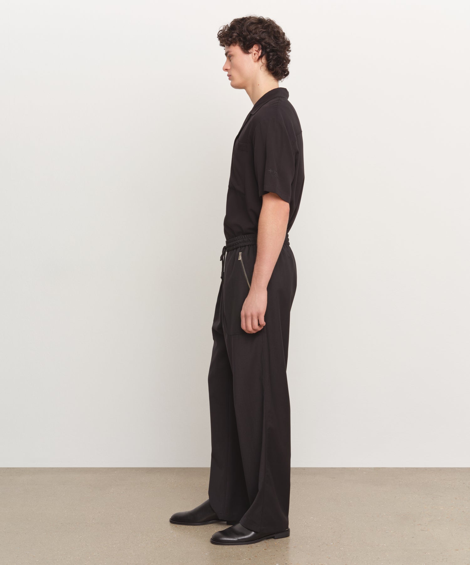 The model is 185 cm tall and is wearing a size 3 in BLACK.