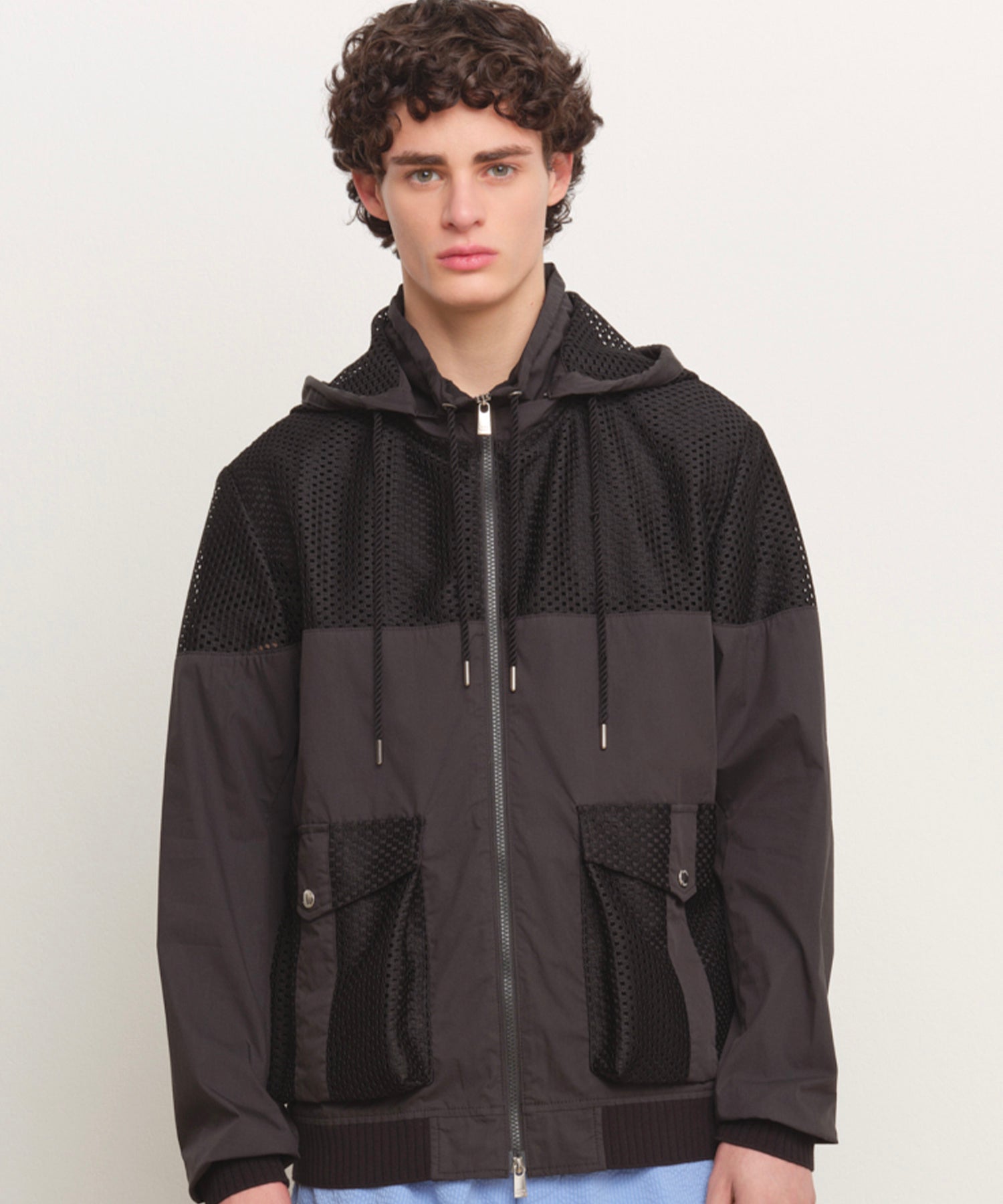 Il modello è alto 185 cm e indossa una taglia 3 in NERO.