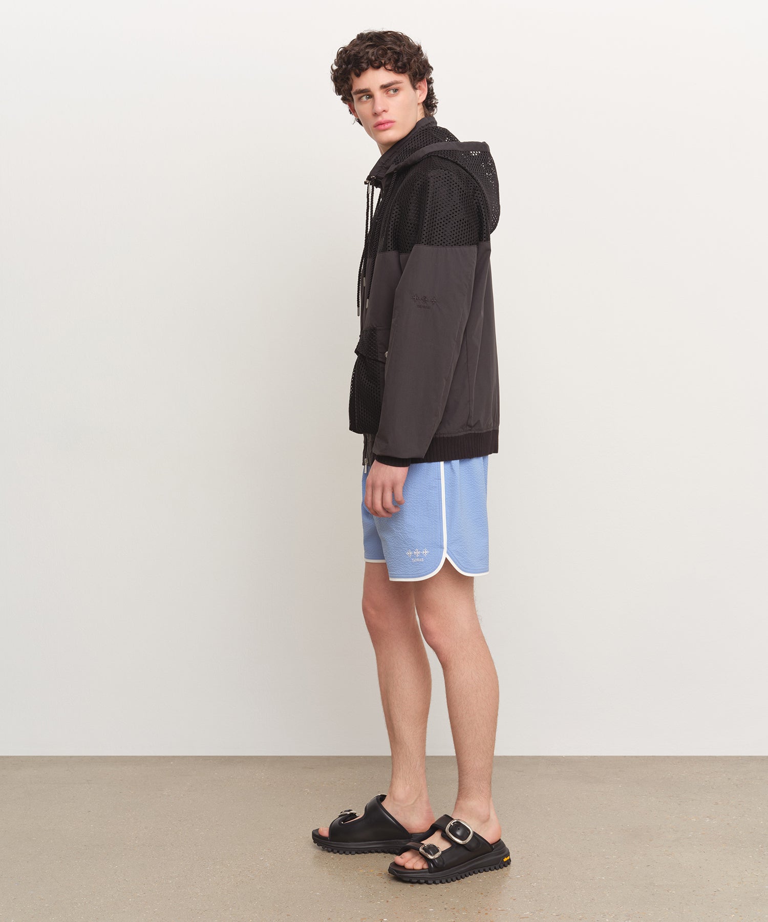 Il modello è alto 185 cm e indossa una taglia 3 in NERO.