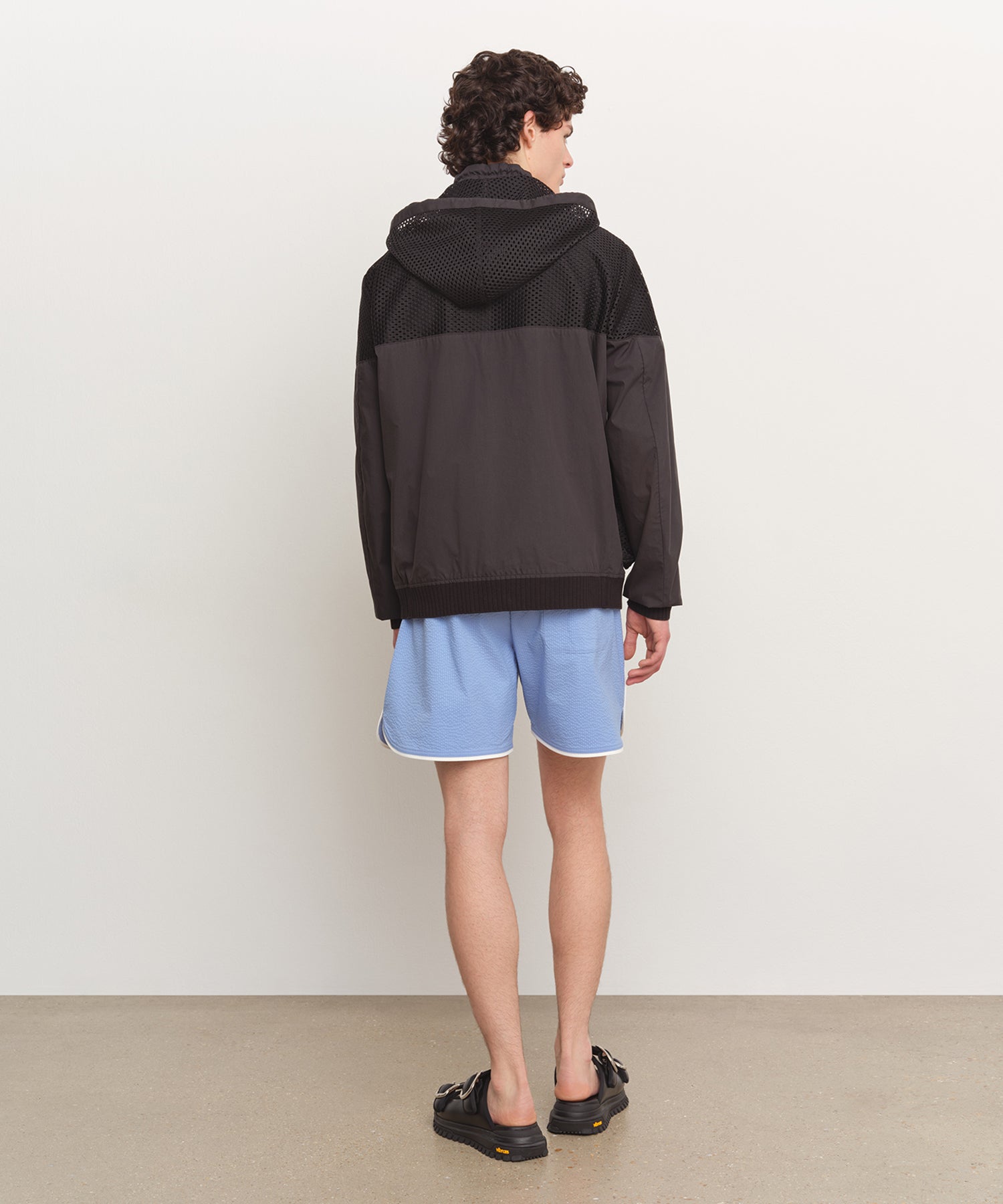 Il modello è alto 185 cm e indossa una taglia 3 in NERO.