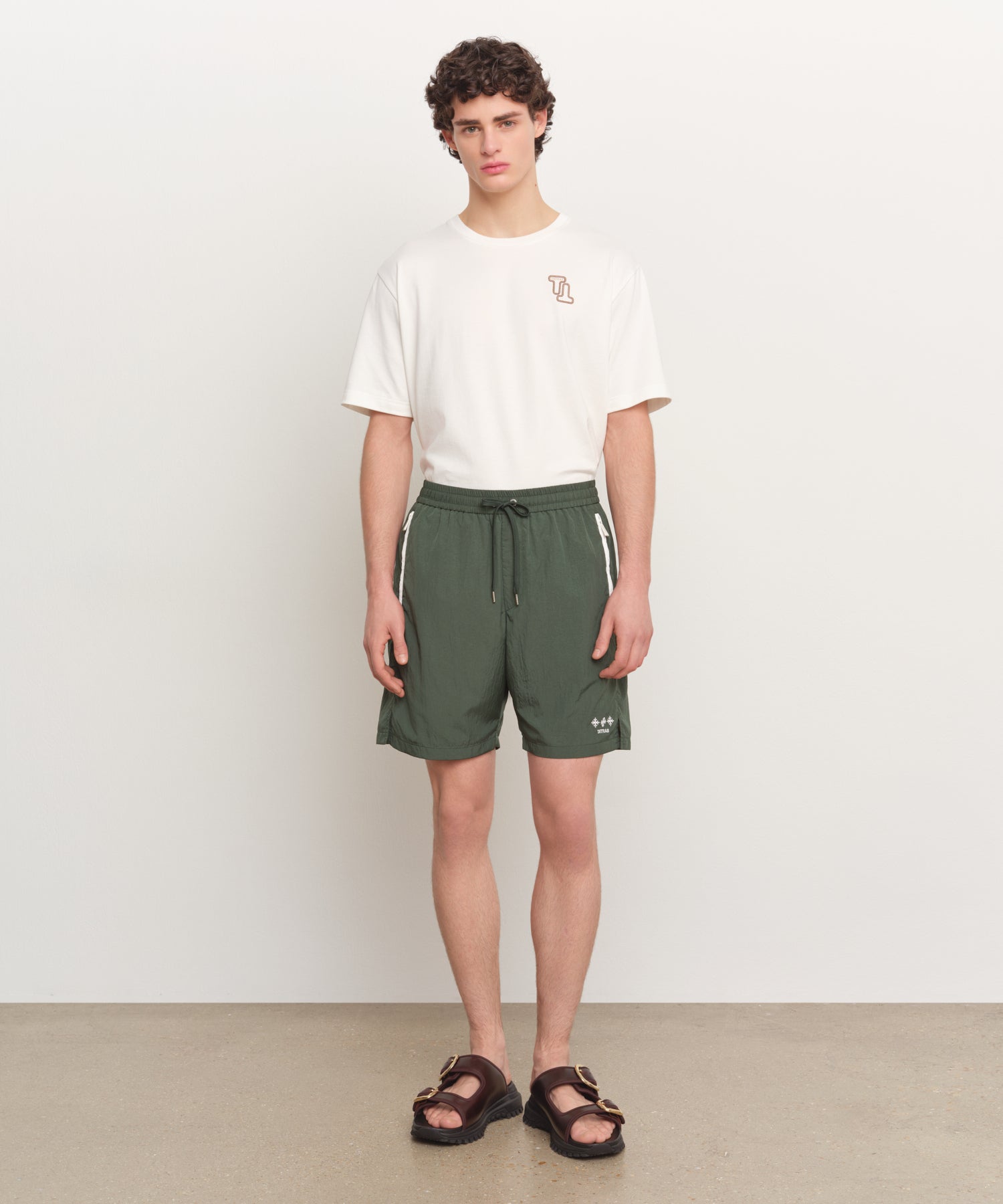 Il modello è alto 185 cm e indossa una taglia 3 in VERDE.