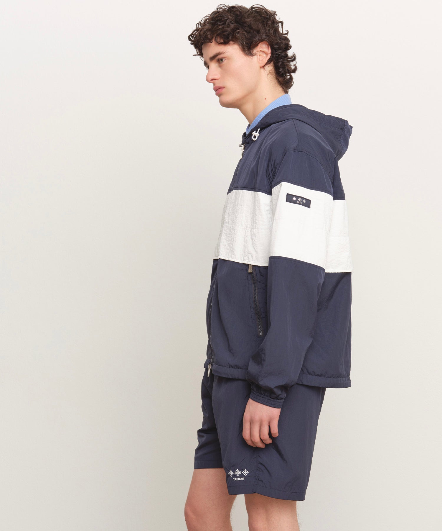Il modello è alto 185 cm e indossa una taglia 3 in NAVY.