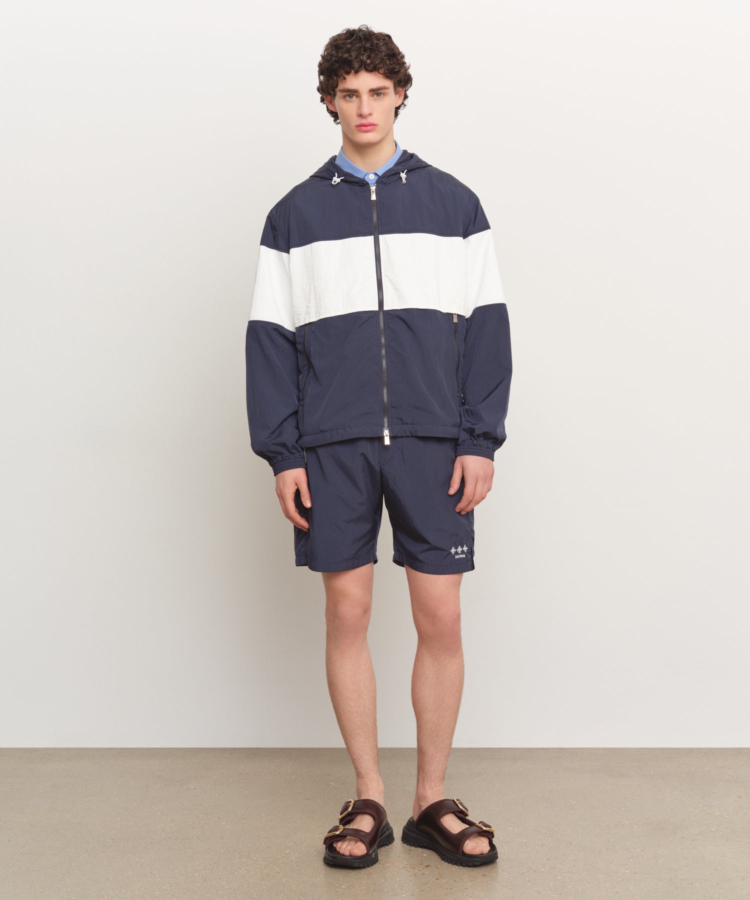Il modello è alto 185 cm e indossa una taglia 3 in NAVY.