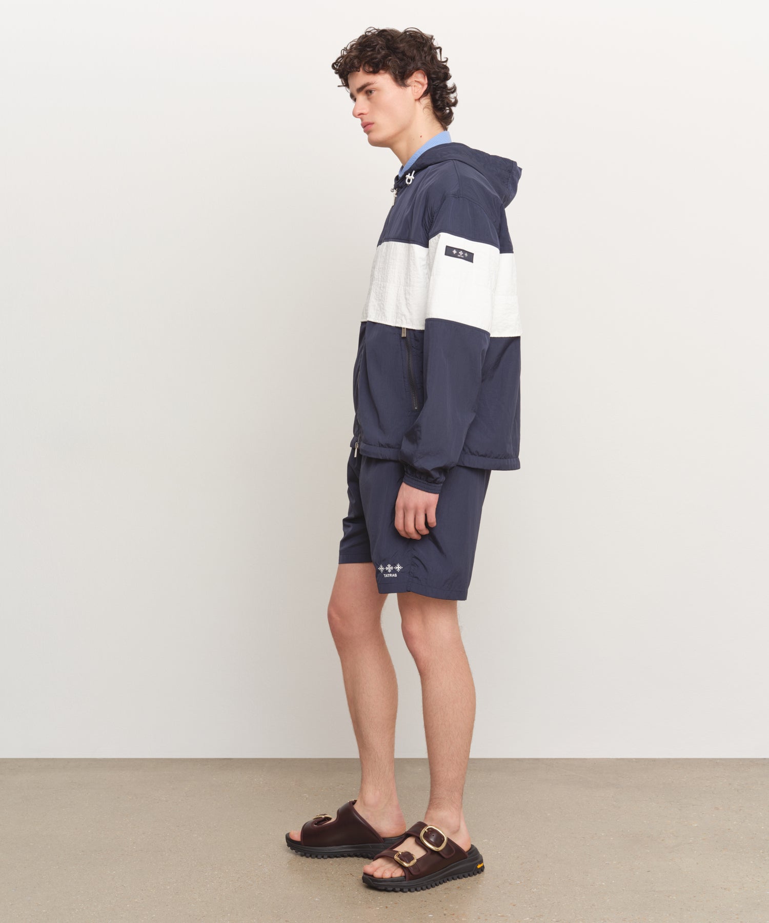 Il modello è alto 185 cm e indossa una taglia 3 in NAVY.