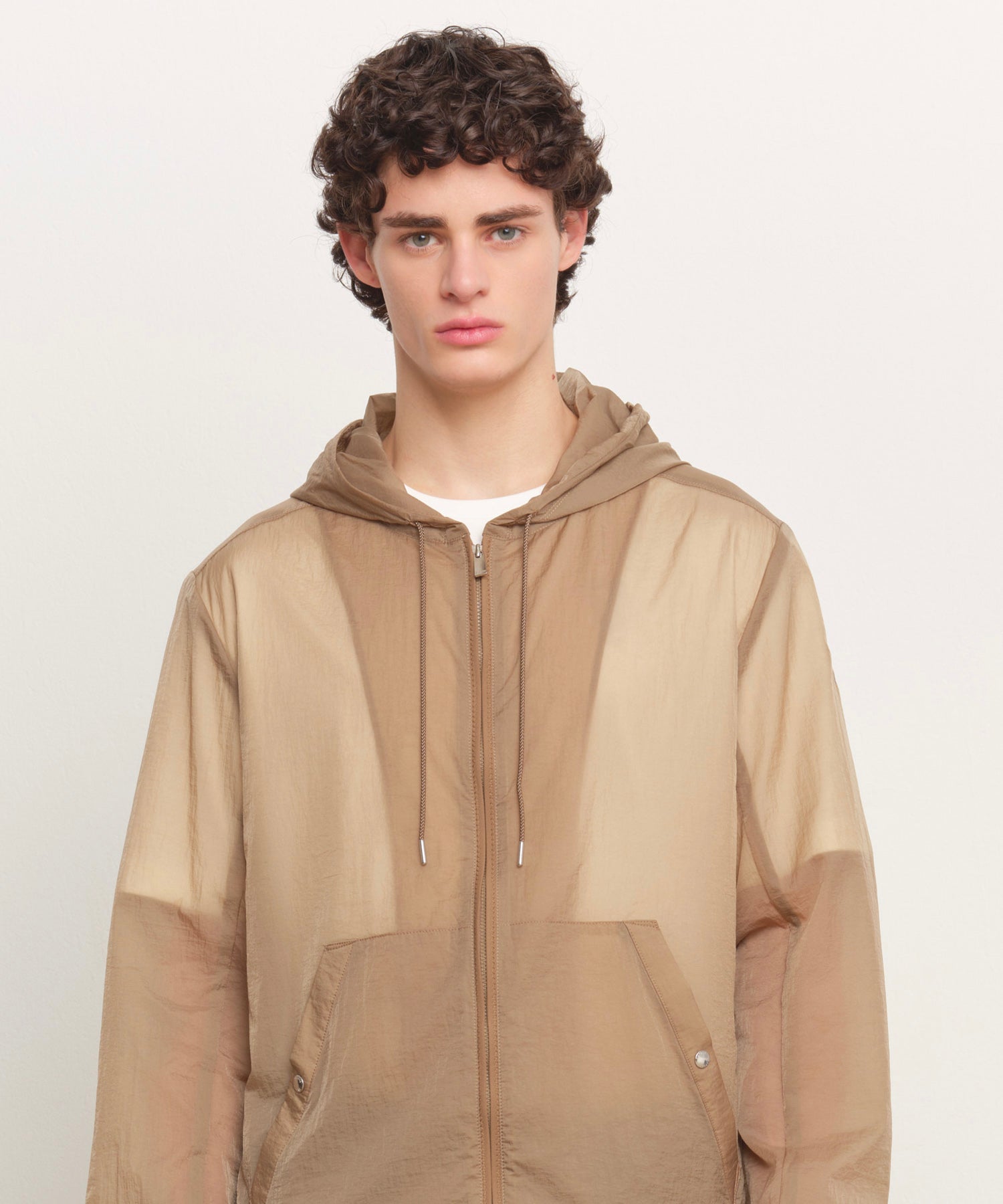 Il modello è alto 185 cm e indossa una taglia 3 in BEIGE.