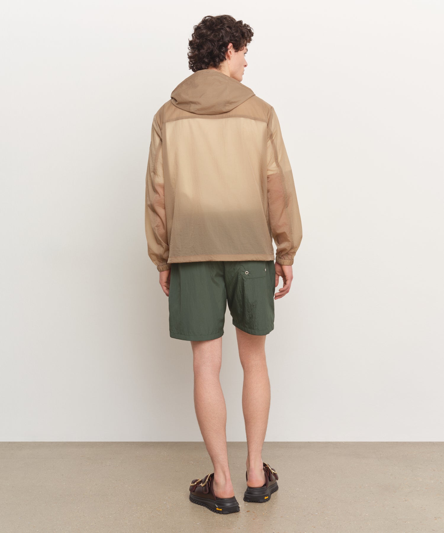 Il modello è alto 185 cm e indossa una taglia 3 in BEIGE.
